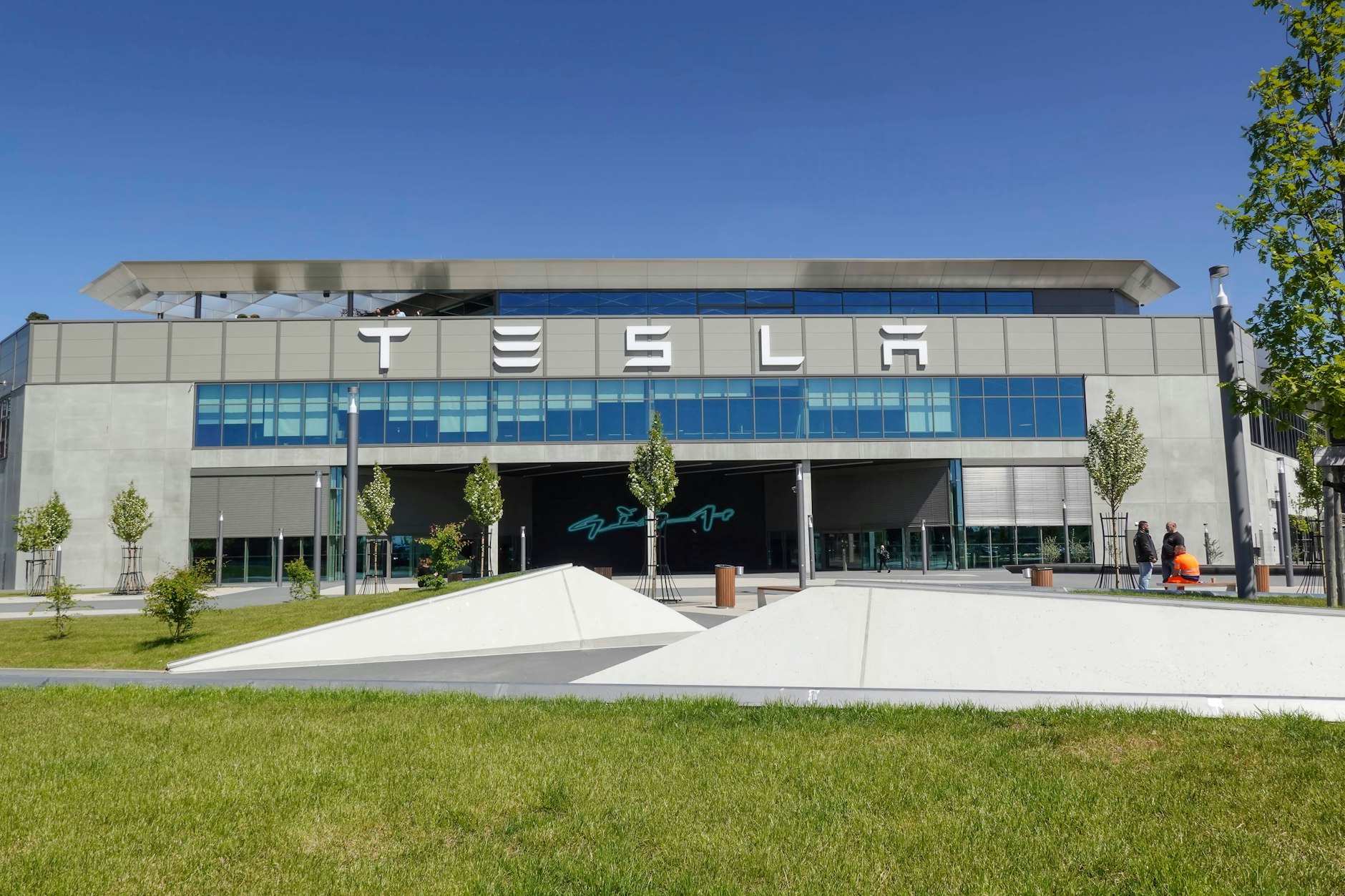 Die Tesla-Fabrik in Grünheide, Europas einzige Gigafactory, sorgt wegen schwacher Verkaufszahlen und voller Lager für neue Fragen zur Zukunft des Standorts.