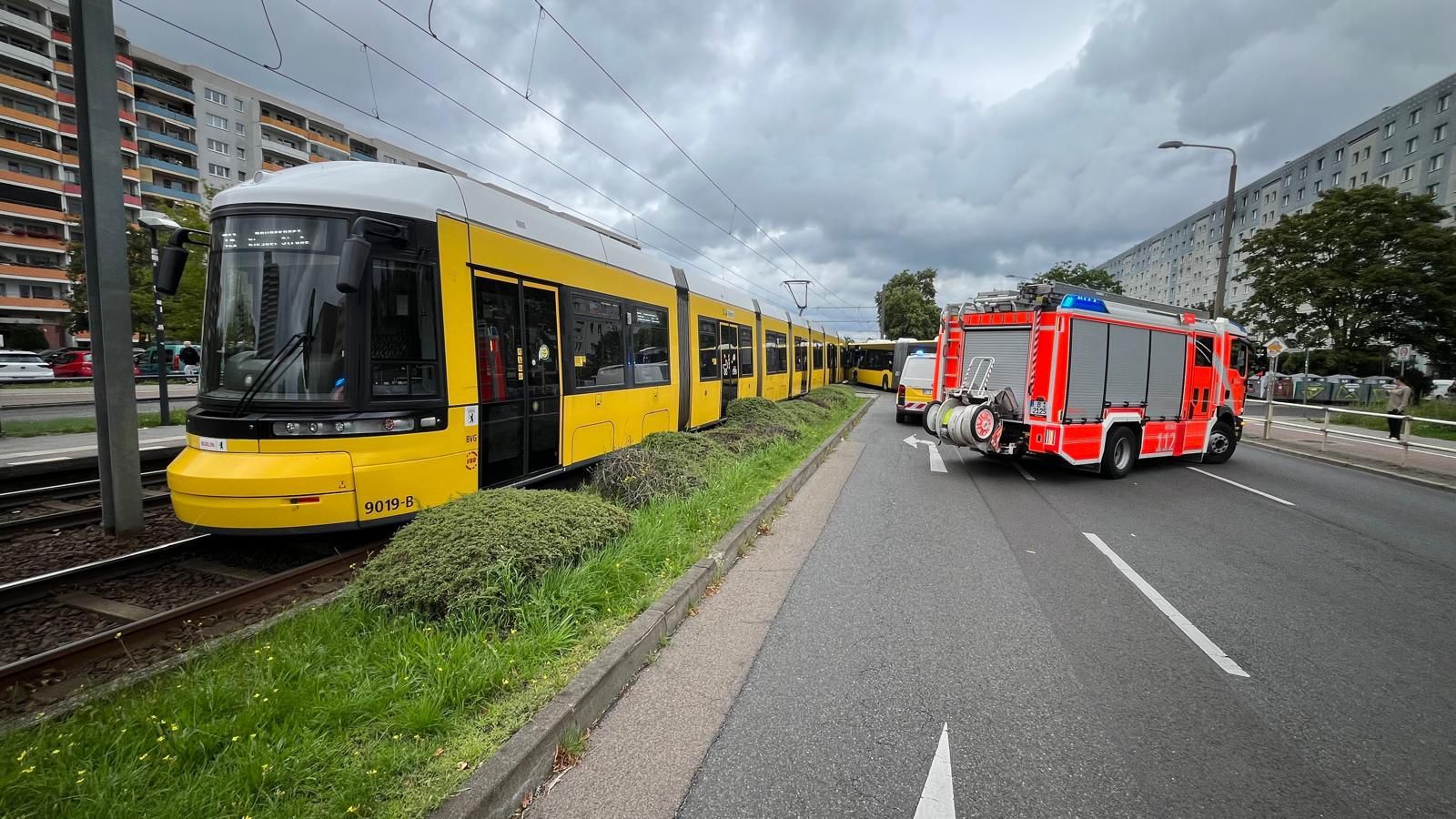 Vermessungsarbeiten bremsen den Verkehr in Marzahn aus