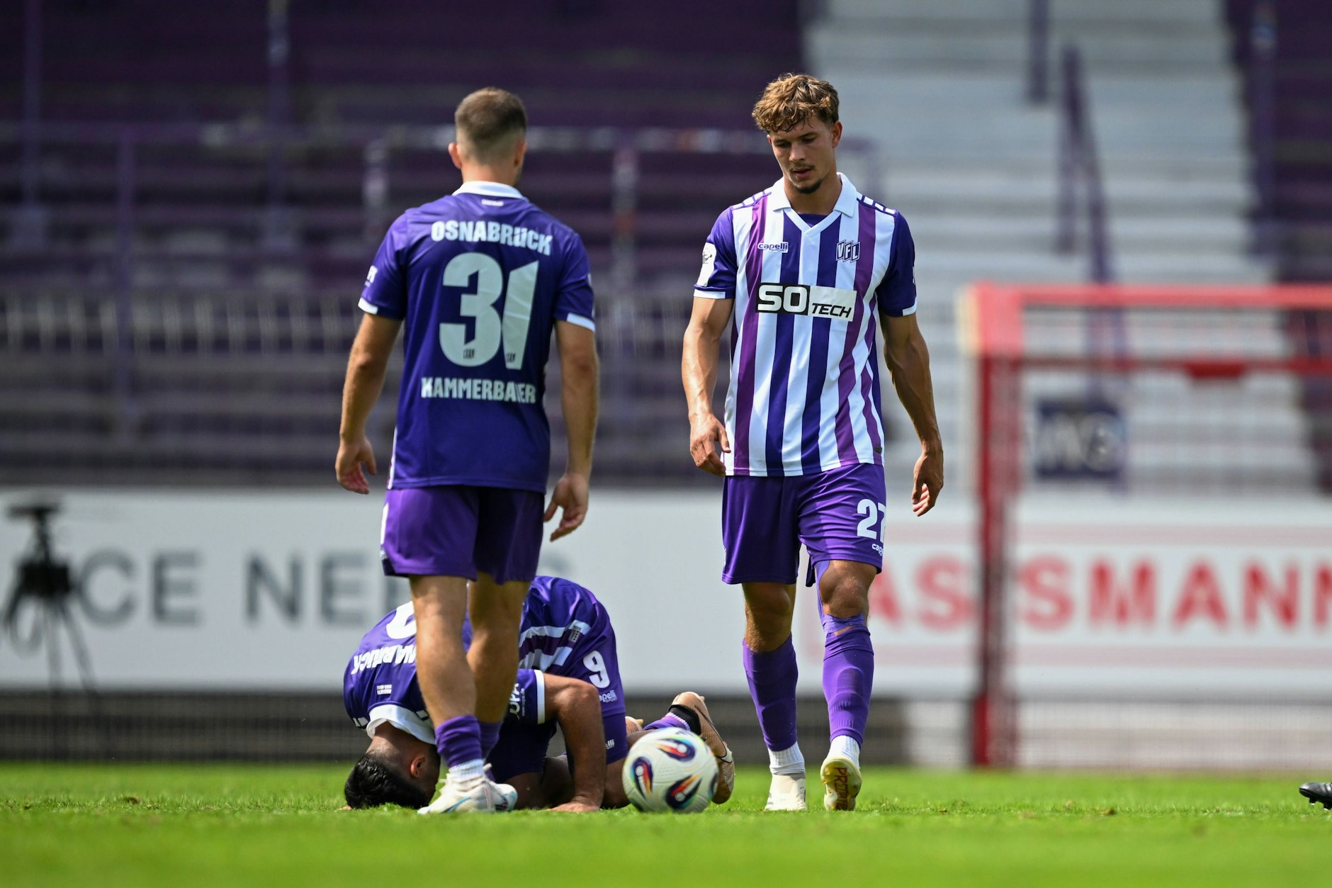 Nanu?! Drittligist VfL Osnabrück spielt in dieser Saison wie Hertha BSC vorn gestreift, doch hinten sind keine Streifen auf dem Trikot, wie es eigentlich vorgeschrieben ist.
