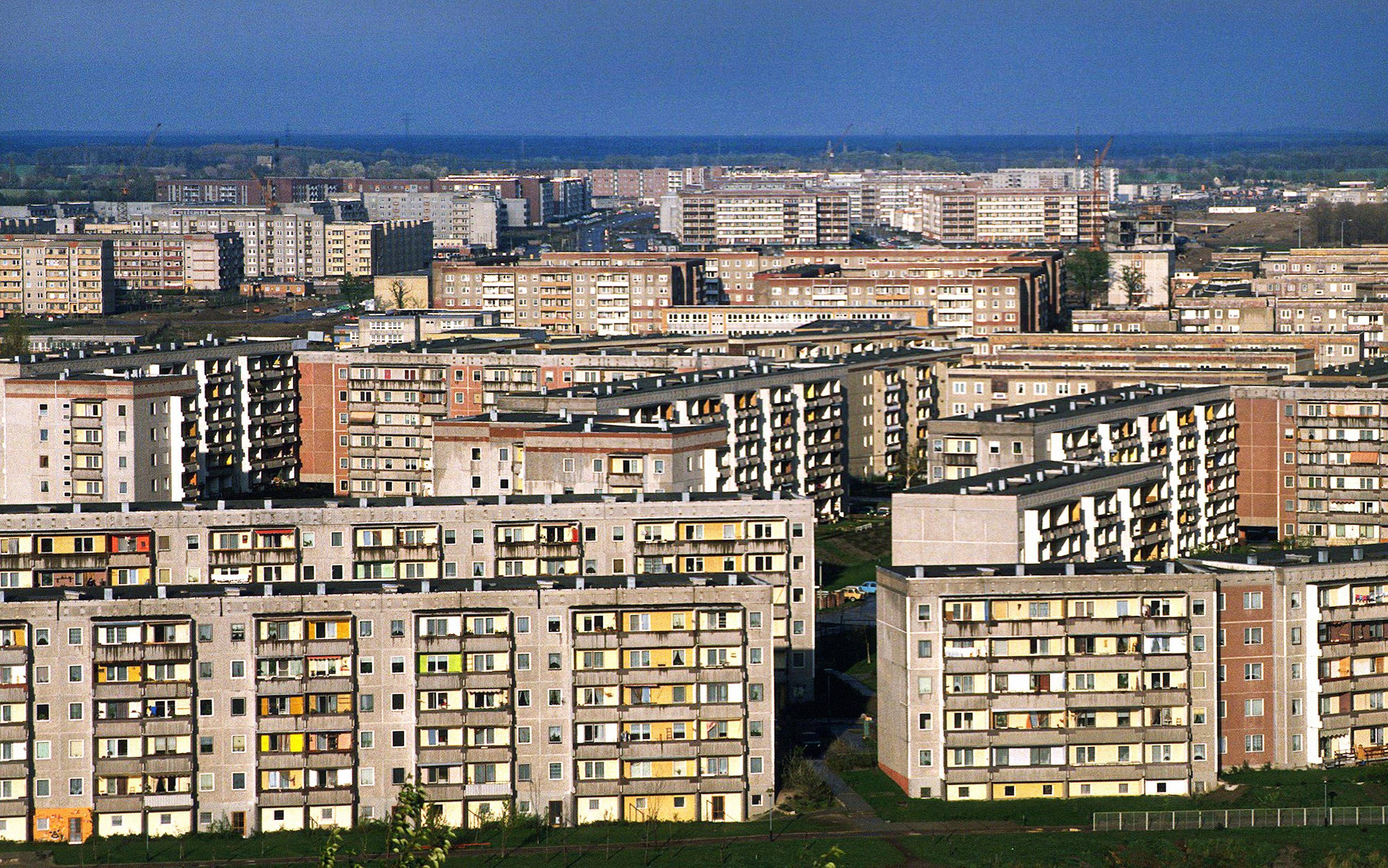 Rätselhafte Tat in Hellersdorf: Mann und Freundin vor Haustür brutal überfallen