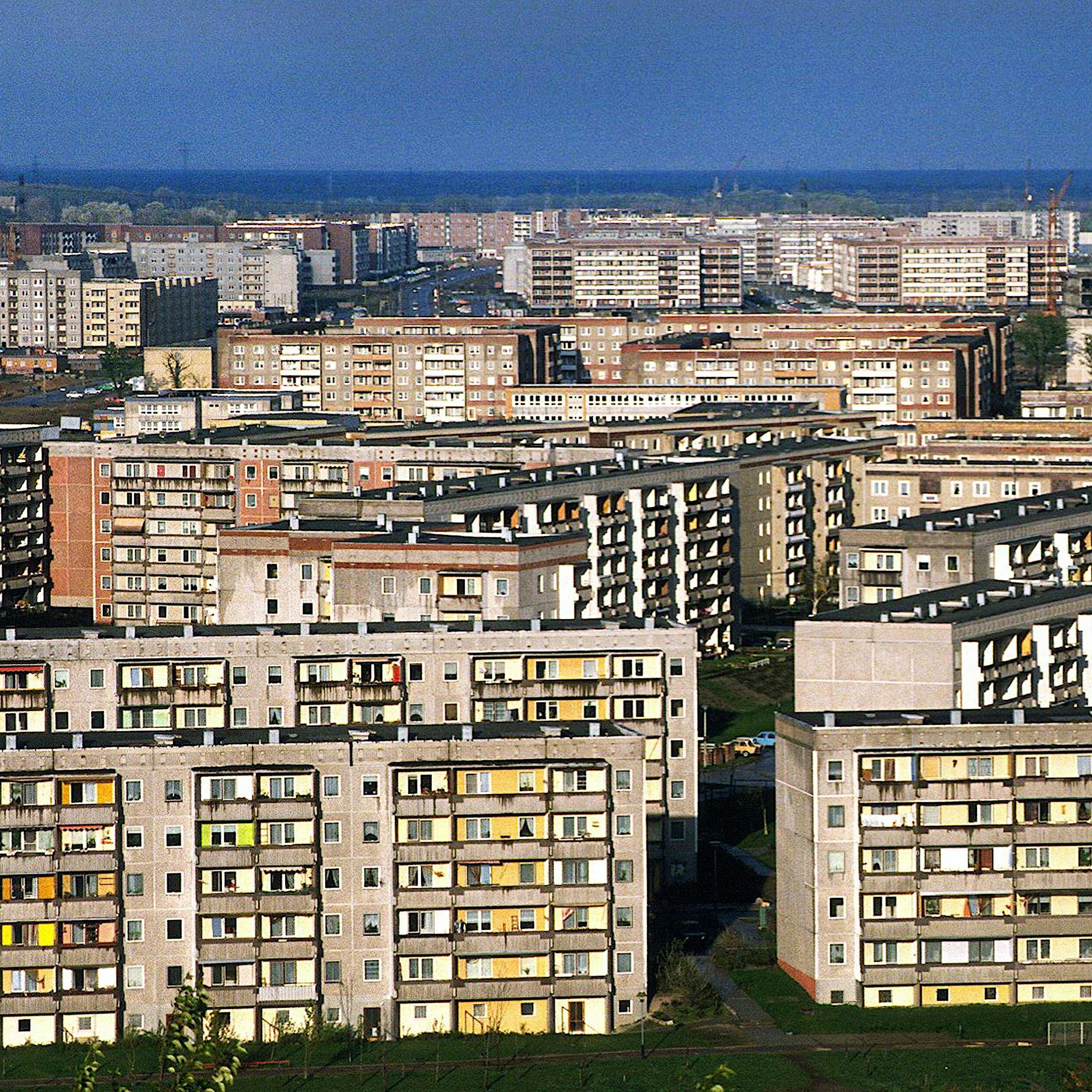 Rätselhafte Tat in Hellersdorf: Mann und Freundin vor Haustür brutal überfallen
