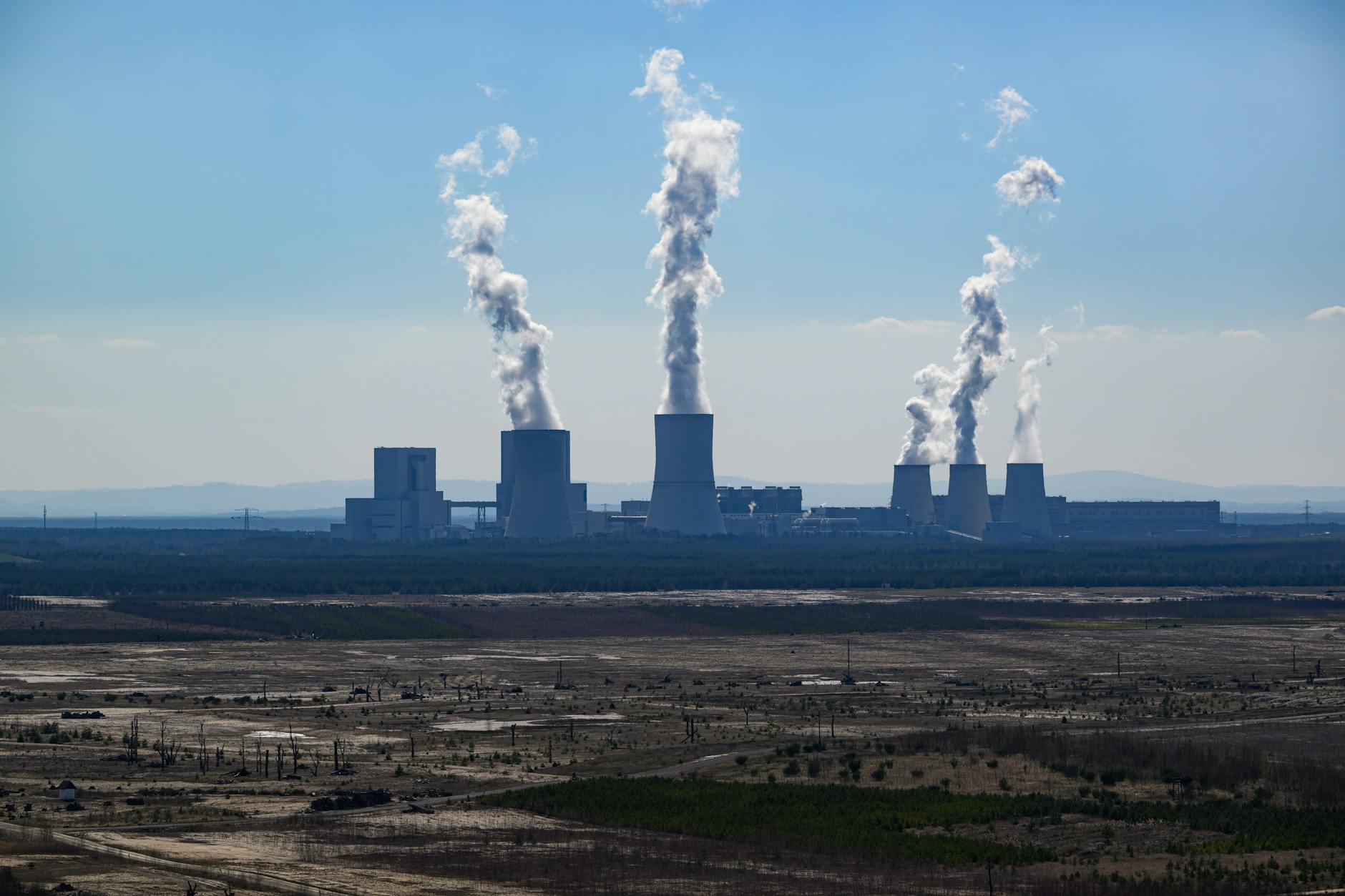 Bald Geschichte: Drei Kühltürme des Braunkohlekraftwerks Boxberg in Weißwasser (Brandenburg) wurden von der Leag bereits gesprengt. Der Rest soll spätestens 2038 stillgelegt werden.