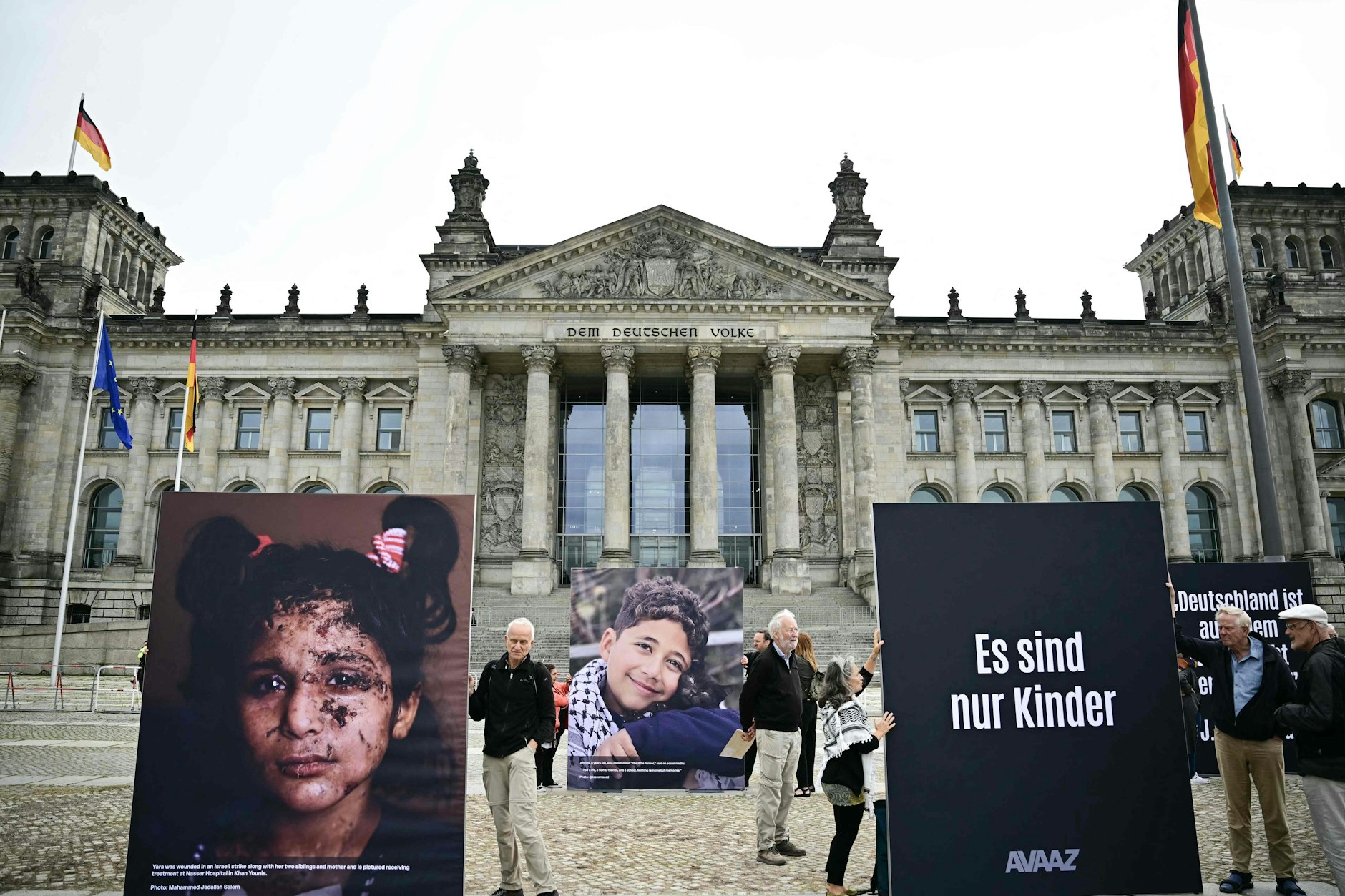 Überlebensgroße Tafeln mit Porträts von Kindern aus Gaza stehen im Rahmen der Protest-Installation „Den Kindern Gazas in die Augen schauen“ vor dem Reichstag.