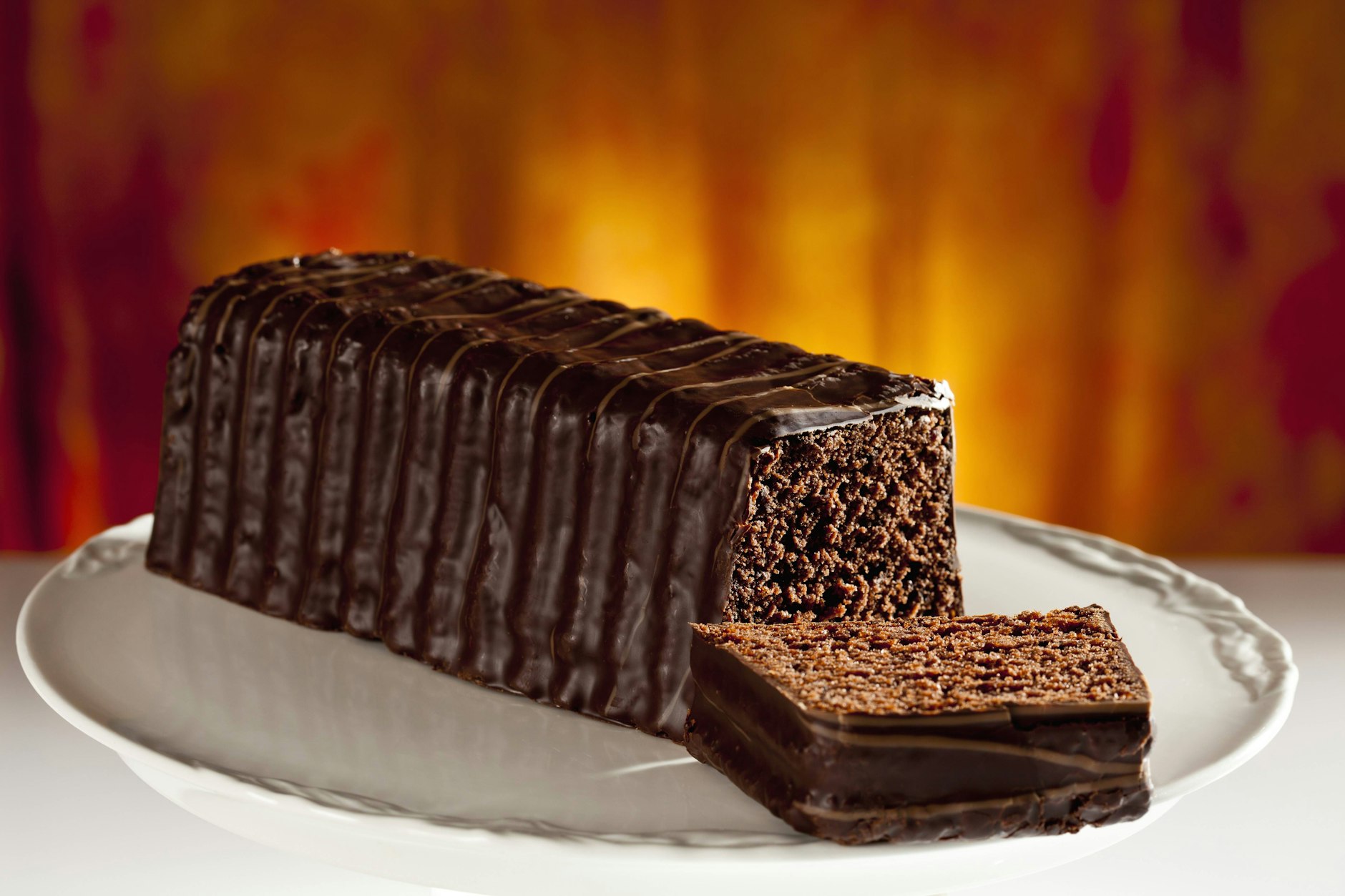 Im Kuchen schmeckt man die Zucchini nicht raus – was bleibt, ist ein super saftiger Schokoladenkuchen.