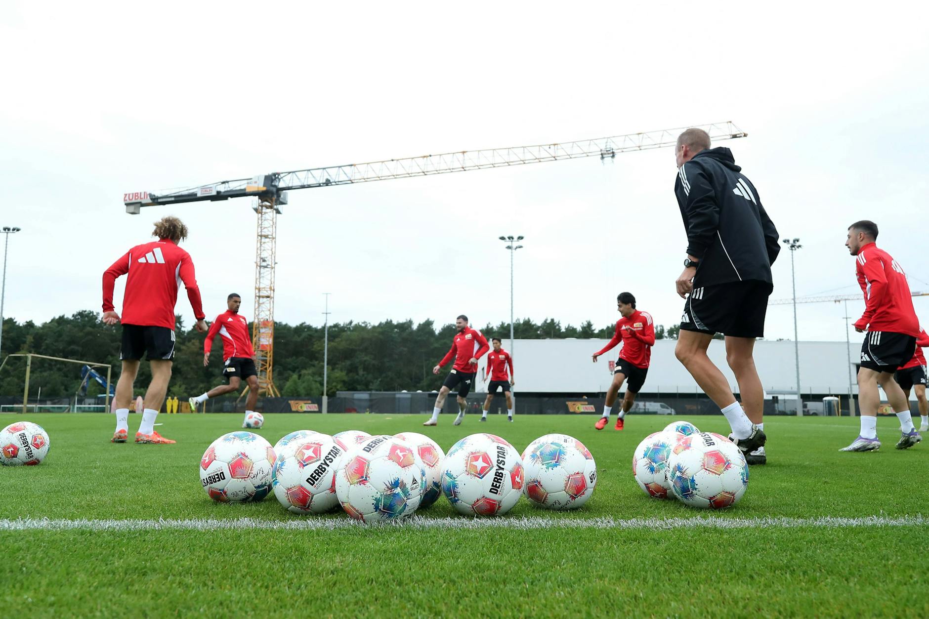 Beim 1. FC Union ist nicht nur das Trainingsgelände eine Baustelle. Die Köpenicker suchen auch noch weitere Neuzugänge auf dem Transfermarkt.