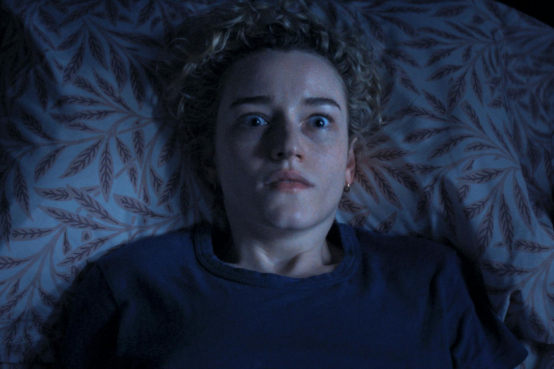 Julia Garner als Justine in einer Szene des Films „Weapons“ (undatierte Filmszene). Der Film kommt am 07.08.2025 in die deutschen Kinos.