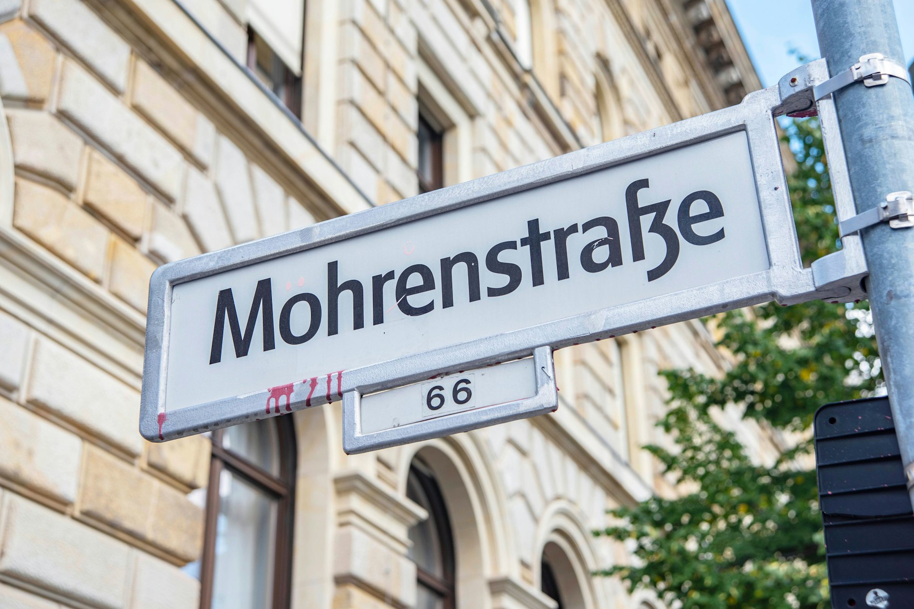 Am 22. August werden die neuen Straßenschilder zu den alten der Mohrenstraße montiert, am 23. August ist Einweihung der Anton-Wilhelm-Amo-Straße.