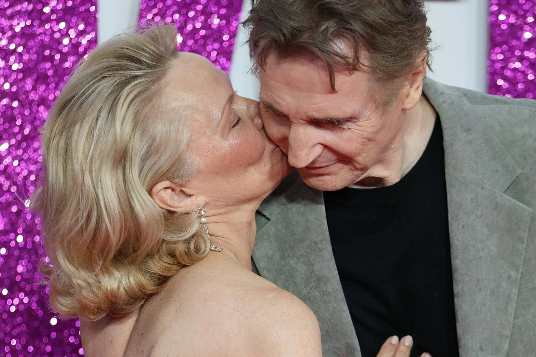 Pamela Anderson küsst Schauspielerkollege Liam Neeson bei der Londonpremiere von „The Naked Gun“.