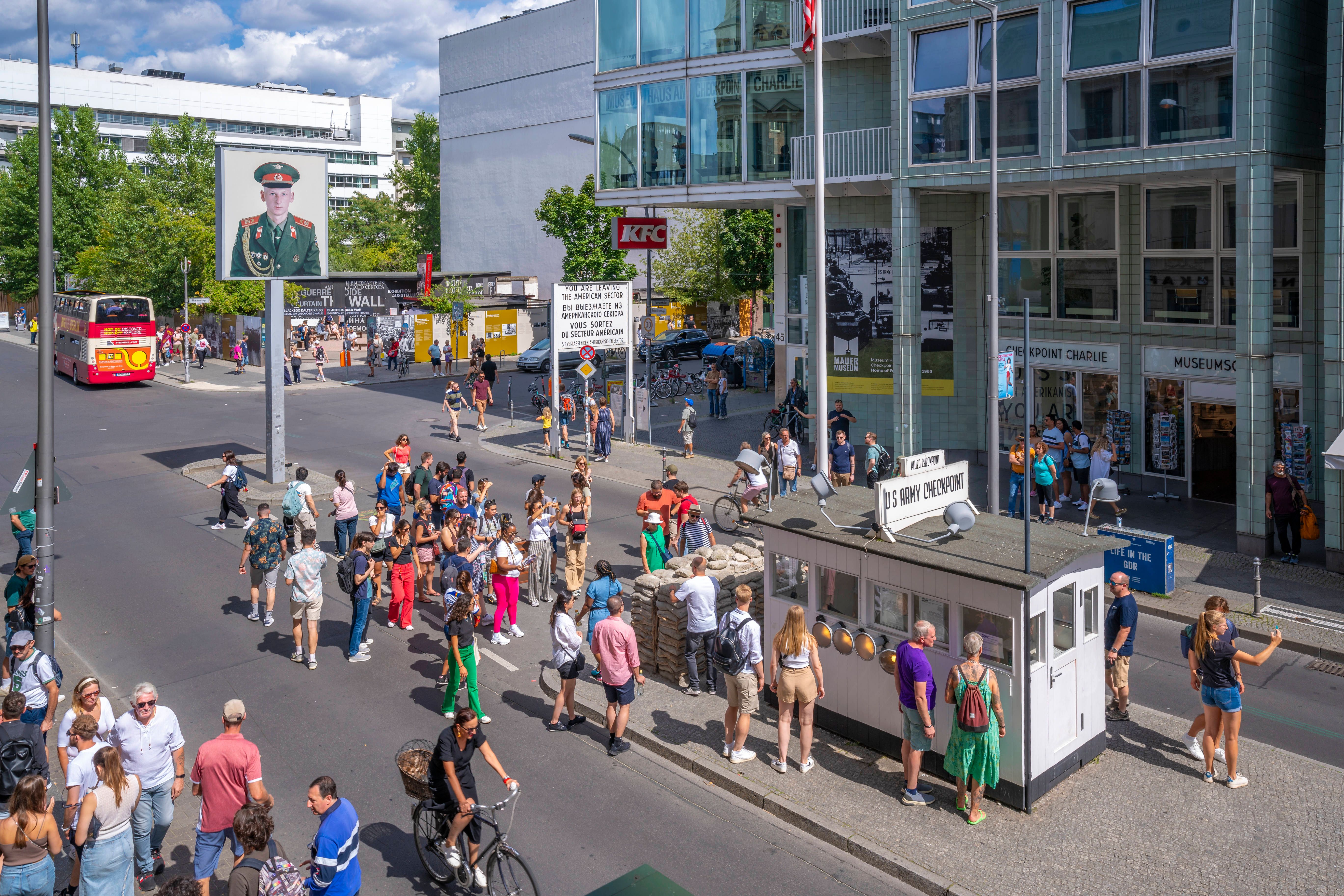 Checkpoint Charlie unter den Top 5 der weltweit schlimmsten Touristenfallen