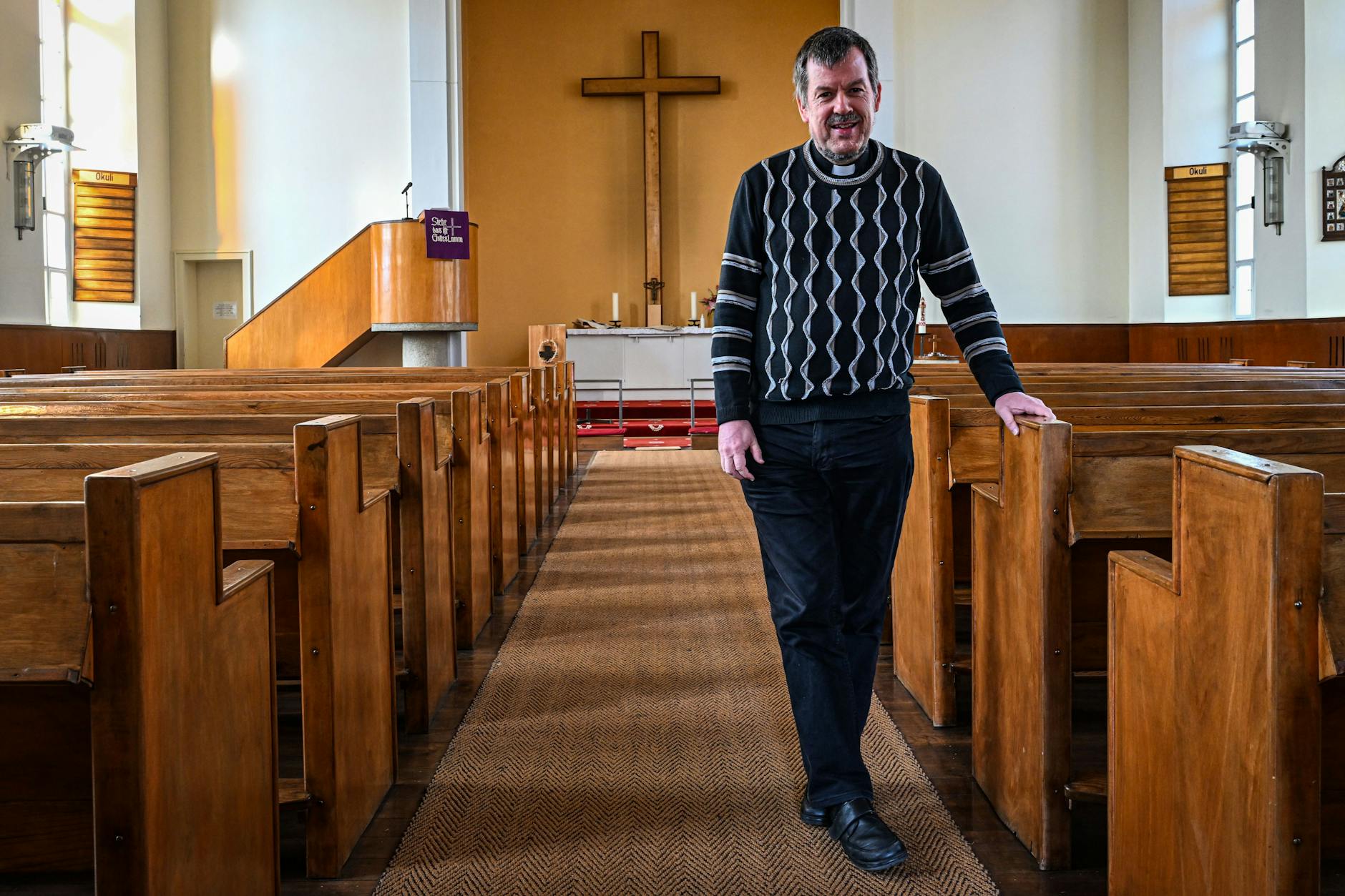 Pfarrer Gottfried Martens in seiner Kirche