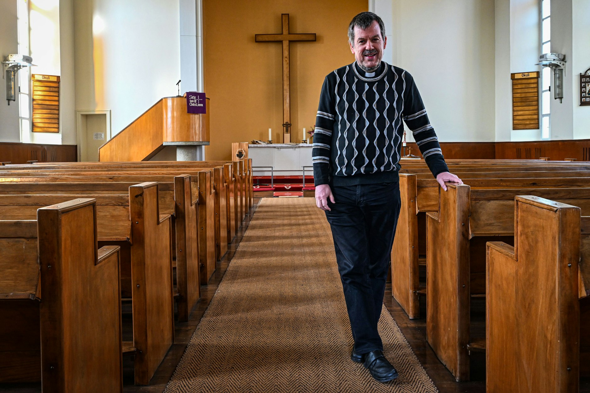 Pfarrer Gottfried Martens in seiner Kirche