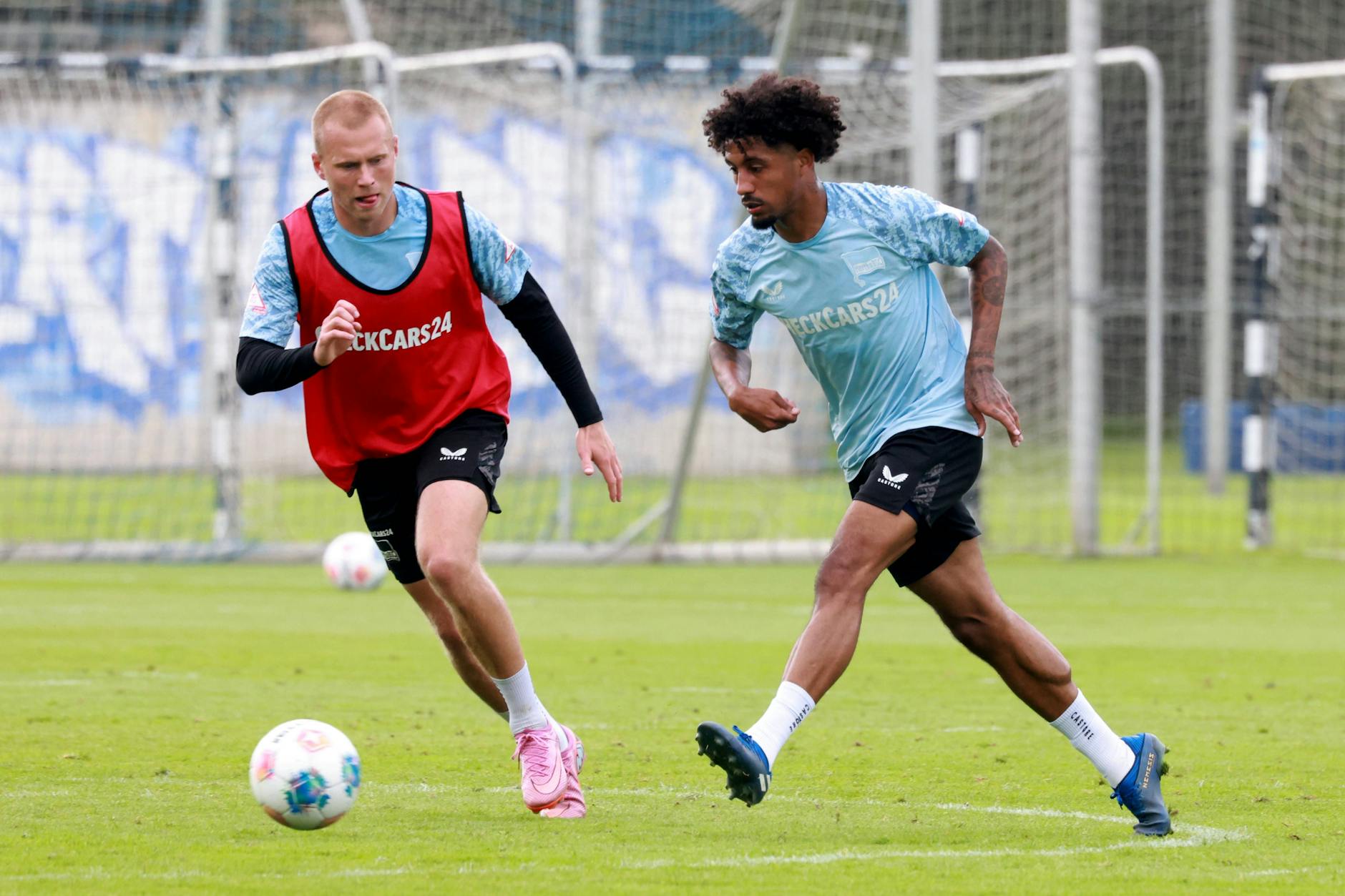 Jeremy Dudziak (r.) konnte nach einem Jahr Zwangspause wegen Hüft-OP wieder bei den Hertha-Profis trainieren.