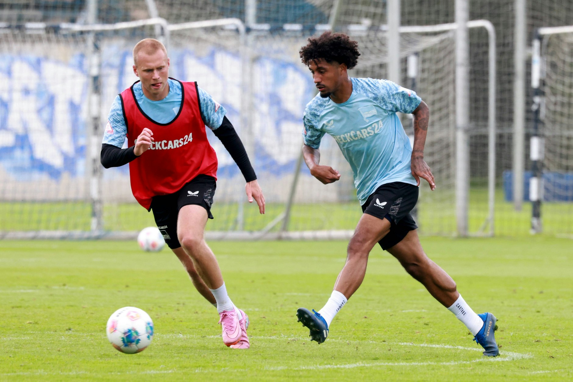 Jeremy Dudziak (r.) konnte nach einem Jahr Zwangspause wegen Hüft-OP wieder bei den Hertha-Profis trainieren.