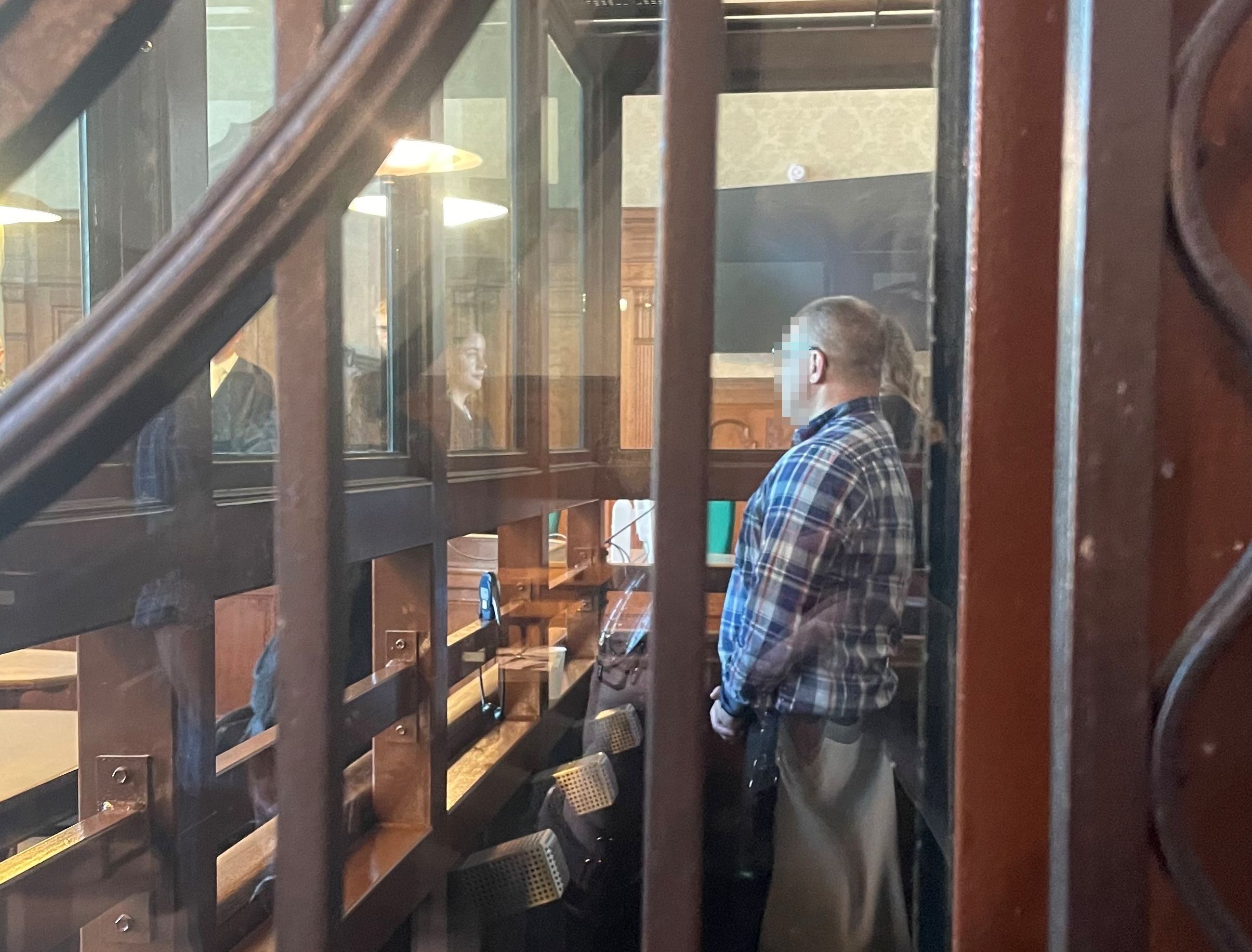 Irrer Prozess in Berlin! Säbel-Russe sticht auf nackten Saufkumpel ein