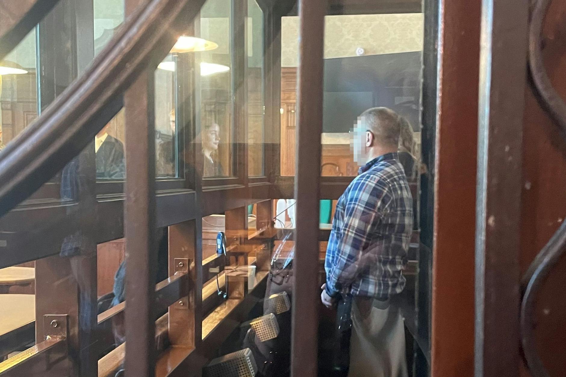 Der Angeklagte Konstantin E. vor Gericht.