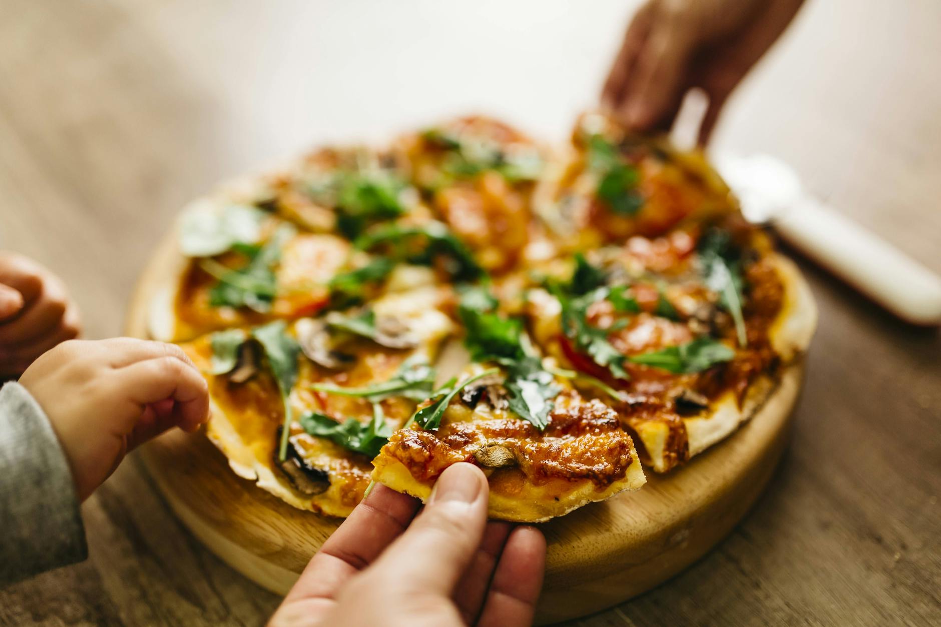 Die Schüttelpizza ist ein einfaches Blitzgericht, für das Sie nur eine Handvoll Zutaten und gerade einmal 10 Minuten Zeit brauchen. Den Rest übernimmt der Backofen.