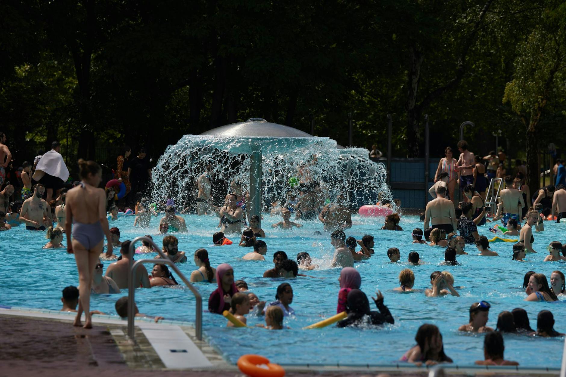 Gut besucht ist das Sommerbad Kreuzberg bei hochsommerlichen Temperaturen.