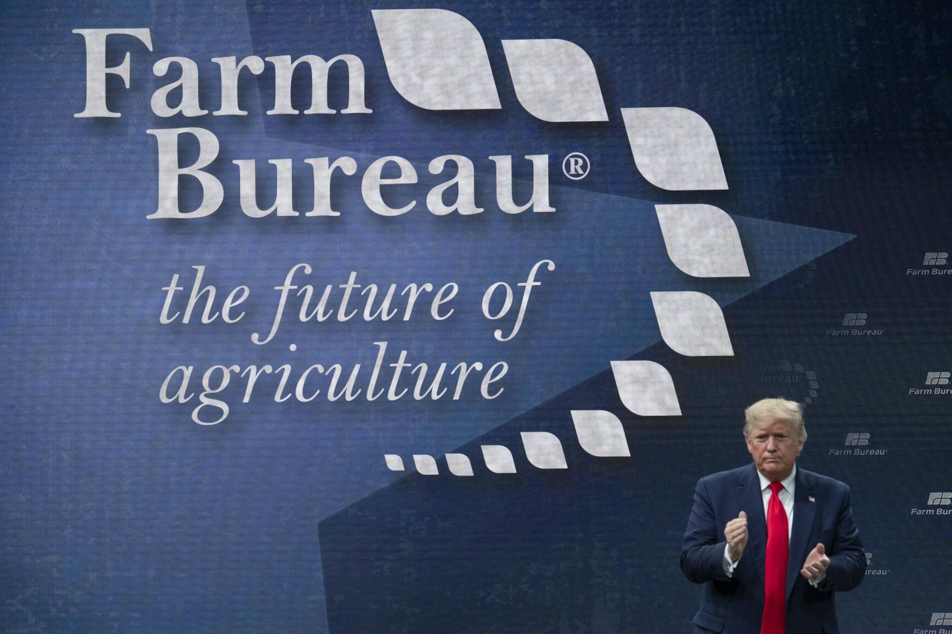 US-Präsident Donald Trump stellt sich als Freund der Landwirte dar und ändert für sie sogar seine Migrationspolitik.