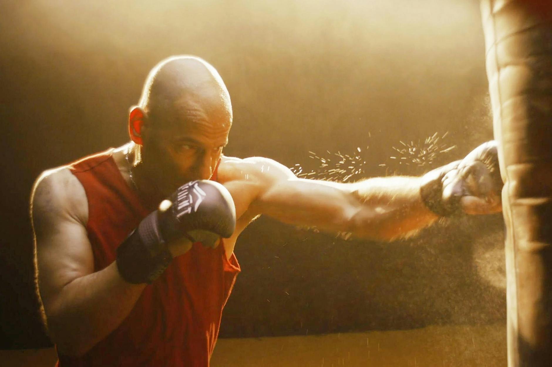 Die Filmemacher zeigen Rolf L. beim Boxtraining.