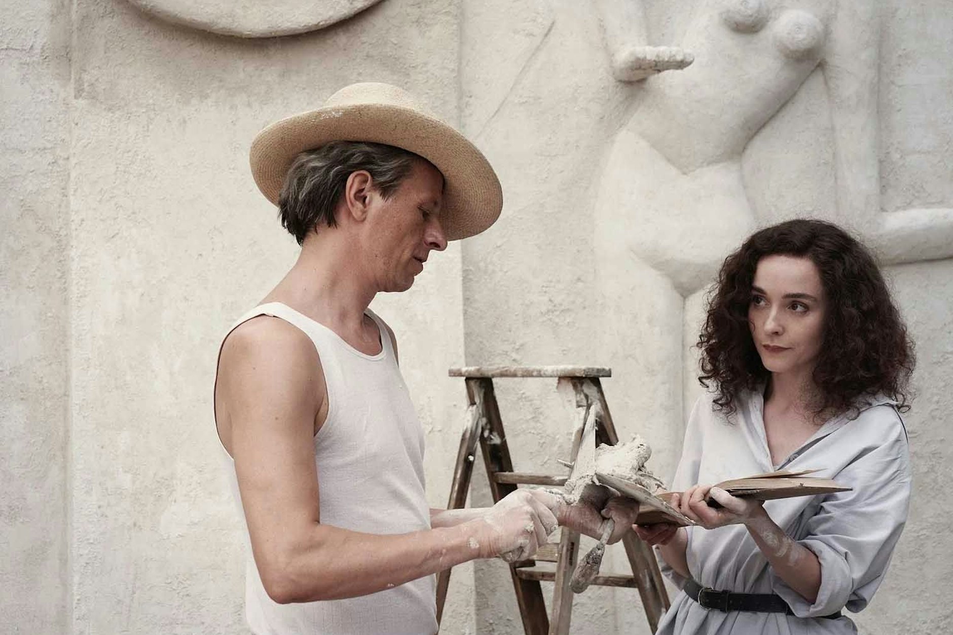 Szene aus intensiver Zeit: Carrington (Olivia Vinall) lebte zwischen 1938 und 1940 mit Max Ernst (Alexander Scheer) in der südfranzösischen Dorfidylle Saint-Martin-d’Ardèche.