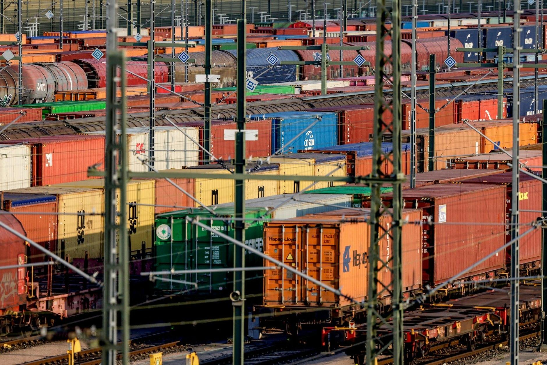 Güterzüge warten in einem Rangierbahnhof bei Hamburg auf die Abfertigung. Auf der Strecke Hamburg–Berlin waren viele Containertransporte unterwegs. Nun ist sie gesperrt – bis Mai 2026.