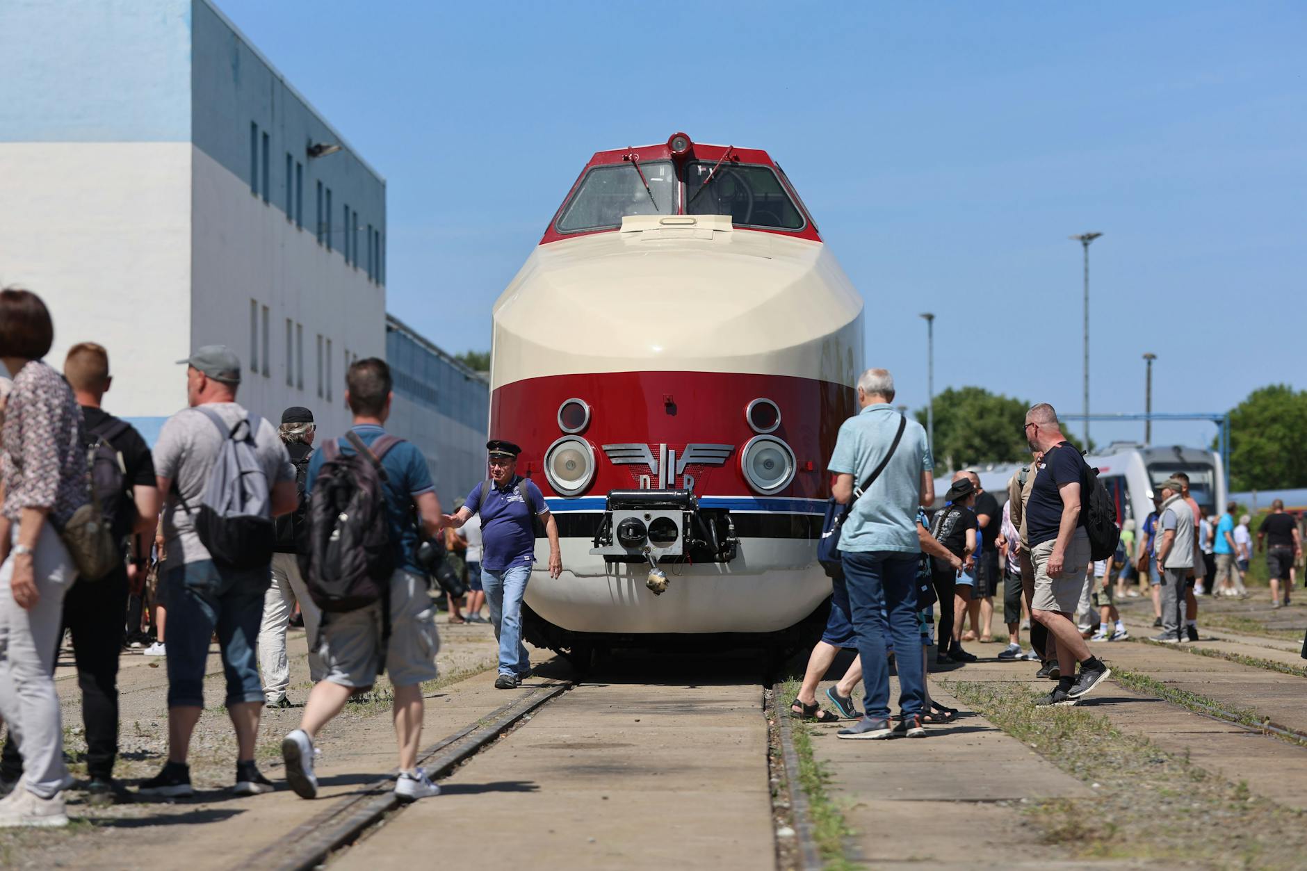 Der restaurierte SVT Görlitz auf dem Werksgelände der VIS (Verkehrs Industrie Systeme GmbH) in Halberstadt. Der Zug sollte eigentlich Ende August auf große Fahrt gehen, doch nun gibt es Probleme mit der Technik.
