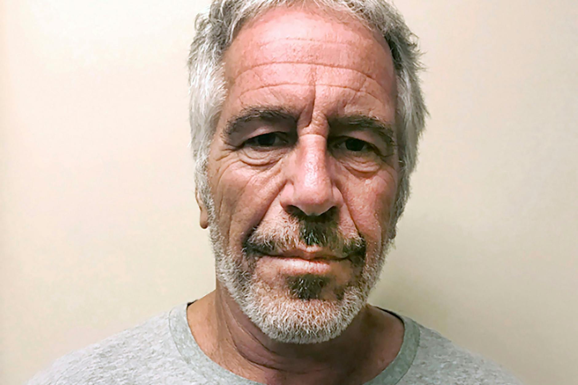 Investmentbanker Jeffrey Epstein, 2019 wegen Kindersexhandels angeklagt, starb noch vor Prozessbeginn unter nie restlos geklärten Umständen in seiner Gefängniszelle.
