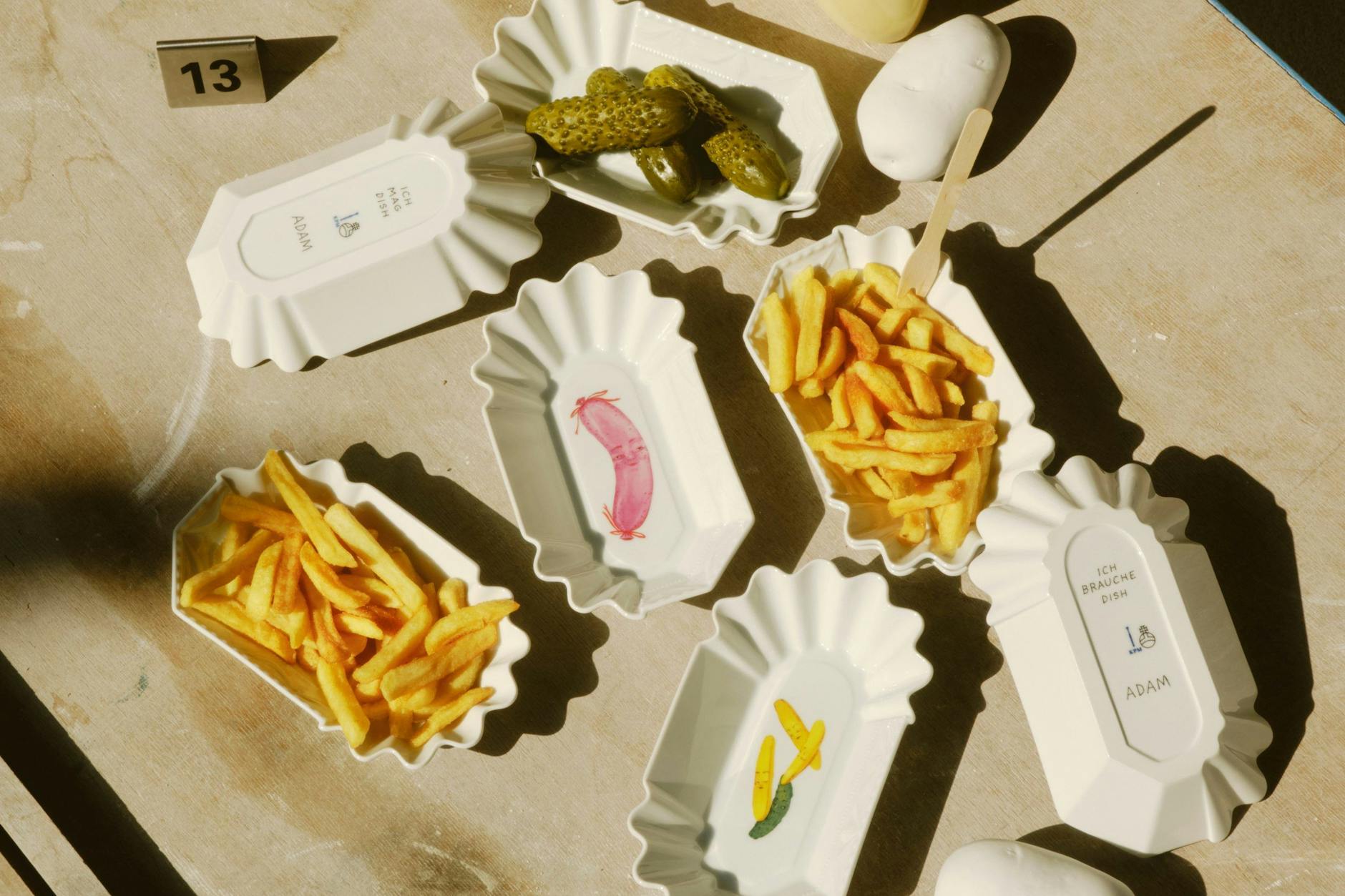 Passen auch Pommes oder Gürkchen rein: Die Schälchen wurden von Charlotte Adam verziert.