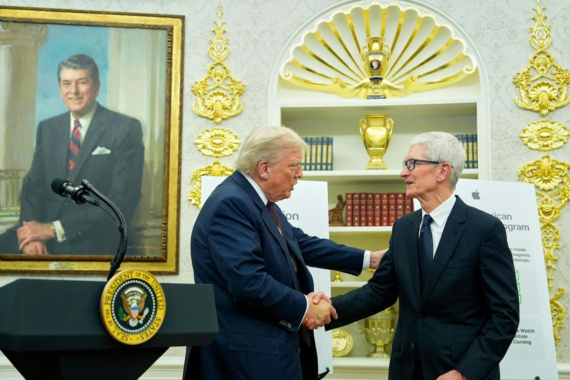 US-Präsident Donald Trump gibt Apple-Chef Tim Cook im Oval Office die Hand. Den Dresdner Chipherstellern gab er indirekt und ungewollt einen Tipp mit.