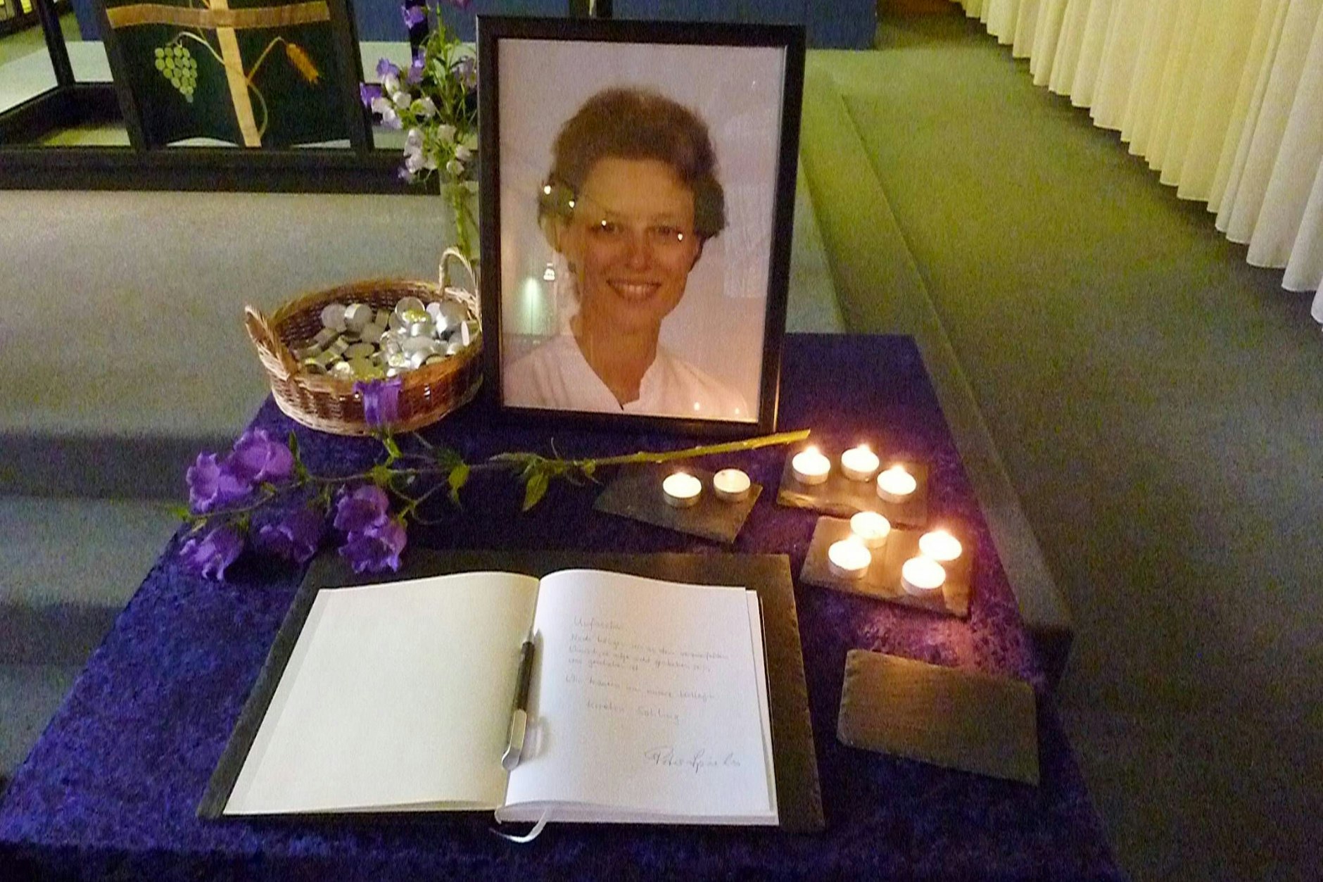 Das Kondolenzbuch in der Kapelle des Benjamin-Franklin-Klinikums. Kirsten Sahling arbeitete dort als Psychologin in der Krebsstation.