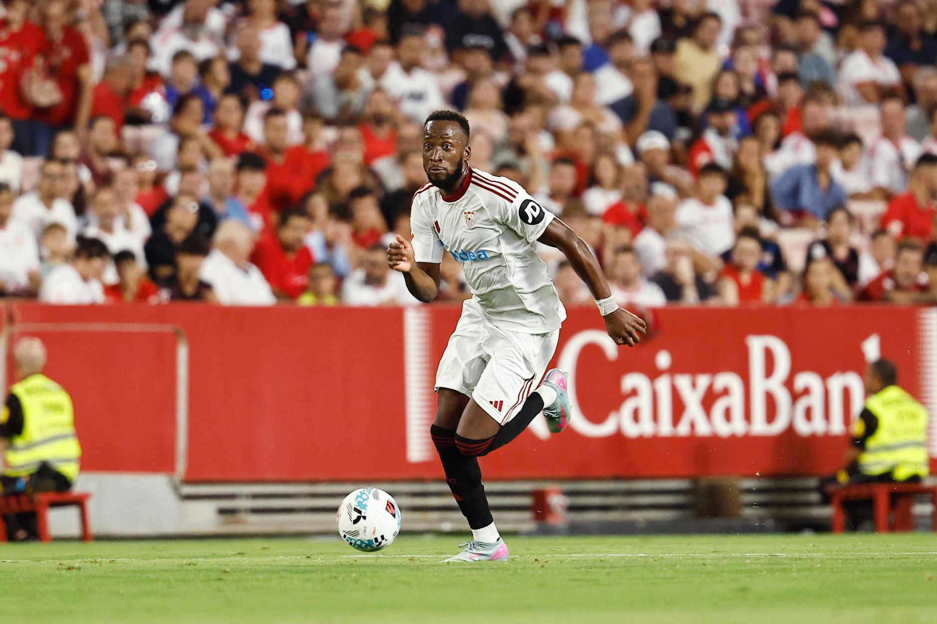 Noch stürmt Ex-Herthaner Dodi Lukebakio für den FC Sevilla. Doch jetzt läuft ein heißer Poker mit dem AC Mailand.