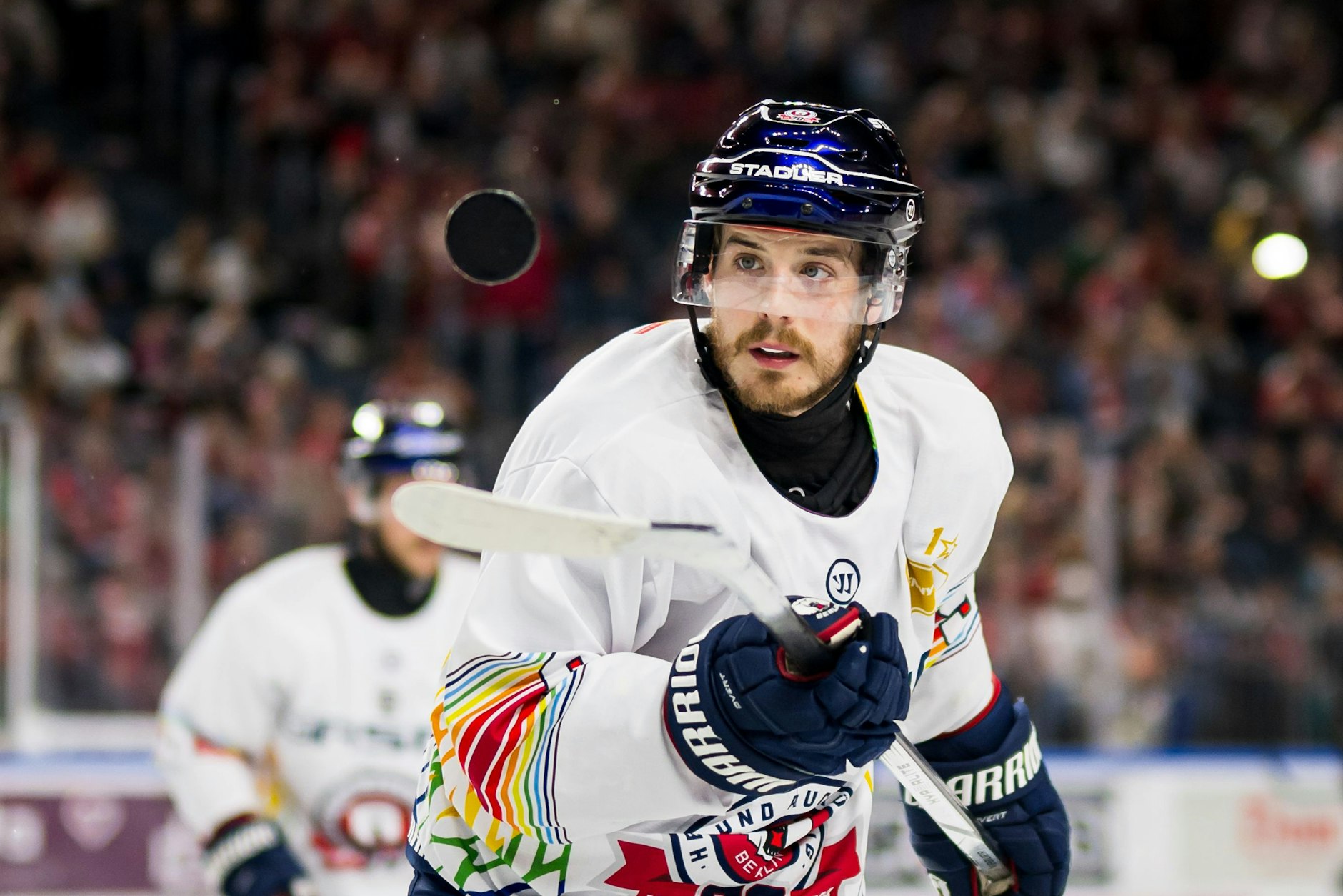 Eisbären-Stürmer Ty Ronning hat mit dem Puck alles drauf, dafür muss das Spielgerät nicht auf dem Eis sein.