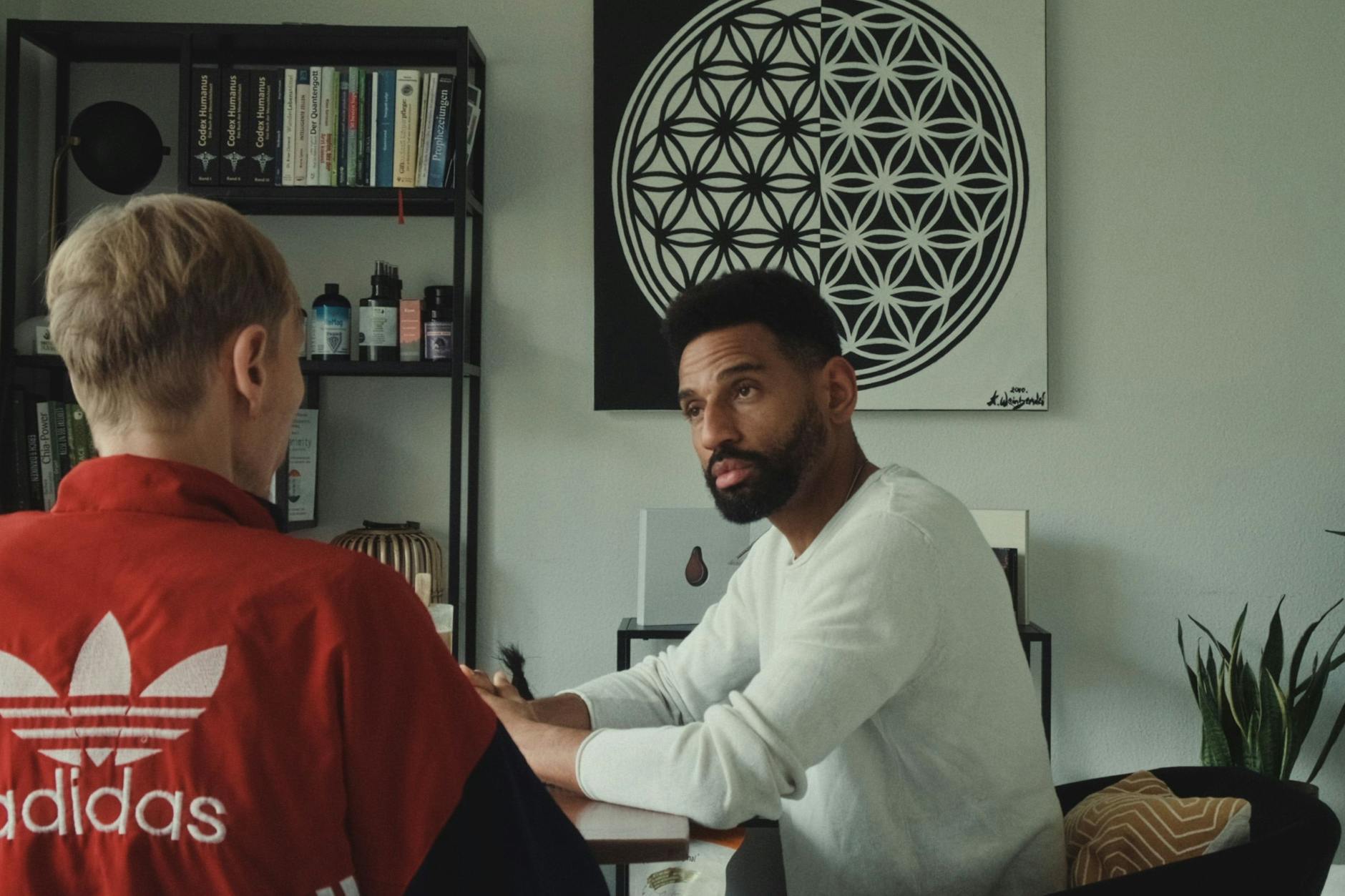 David alias Mister Raw (r.) im Gespräch mit seinem Klienten Timo