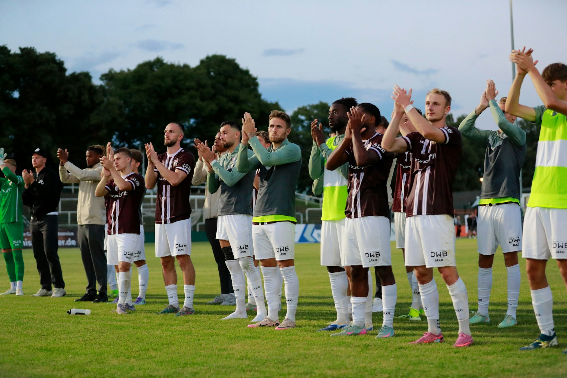 Auch nach der Partie gegen Erfurt blieb den Spielern des BFC Dynamo nur artiges Klatschen vor den Fans. Das soll sich am Sonnabend beim BFC Preussen ändern.