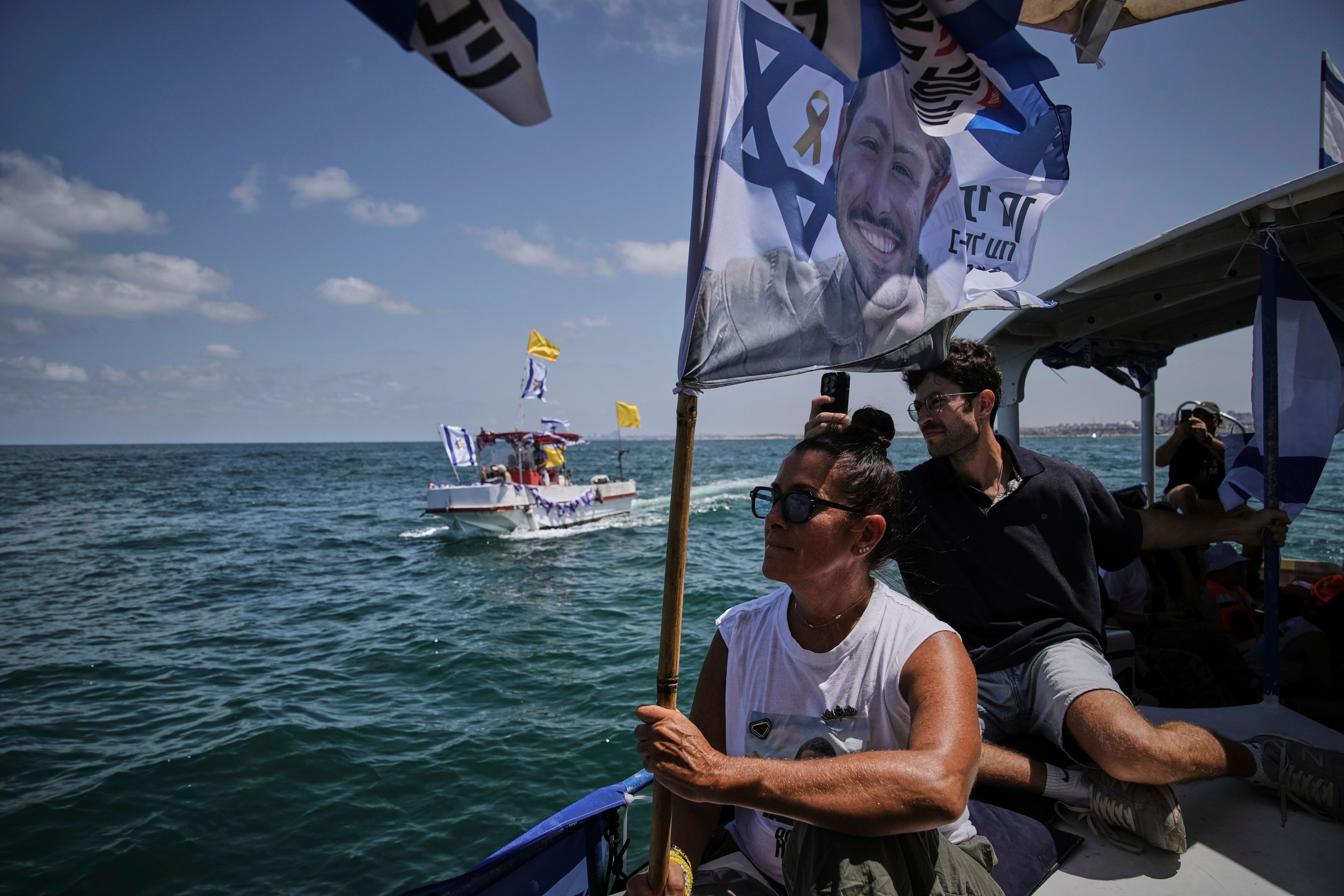 Familien der Hamas-Geiseln segeln zur Küste Gazas - Hilferuf an die Welt