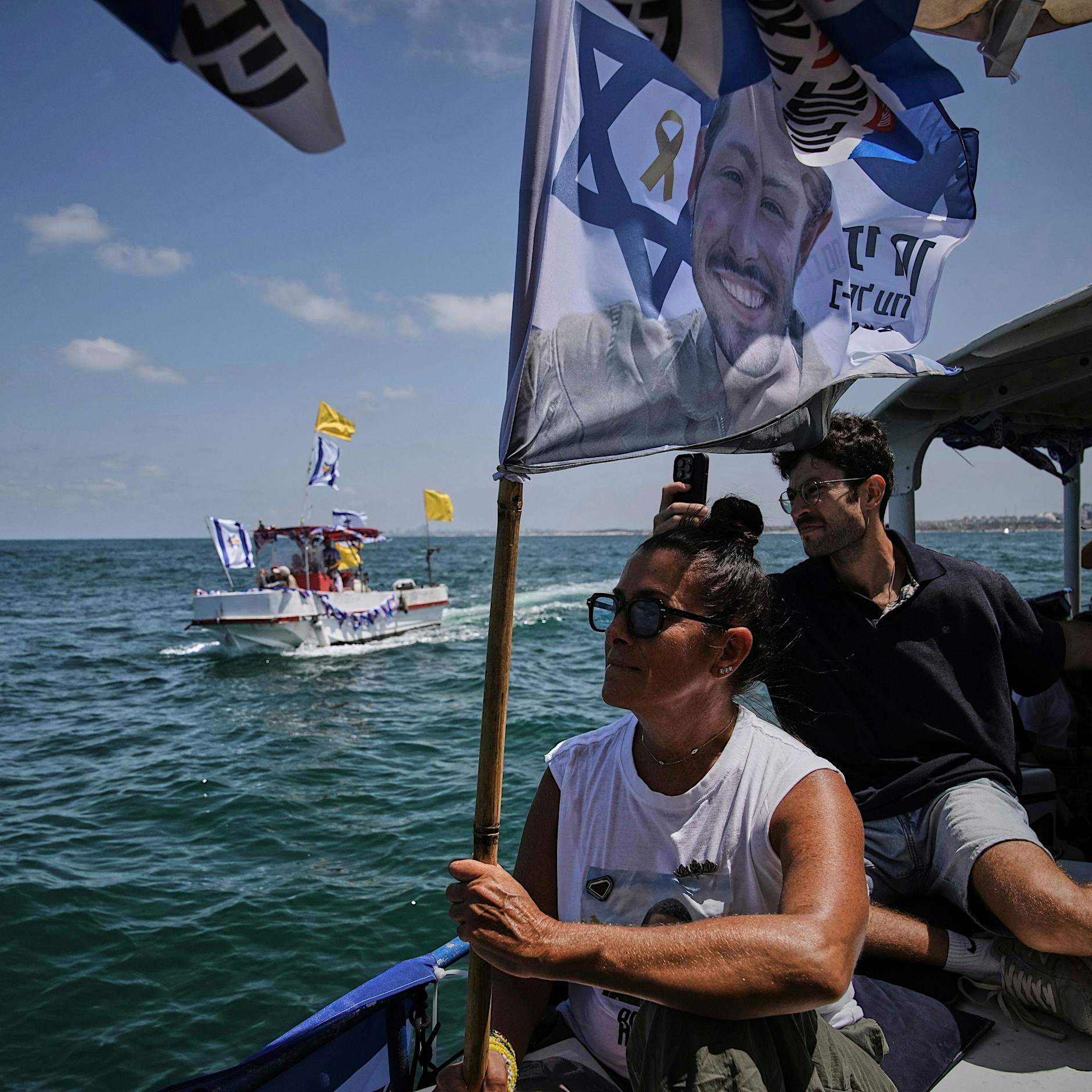 Familien der Hamas-Geiseln segeln zur Küste Gazas - Hilferuf an die Welt