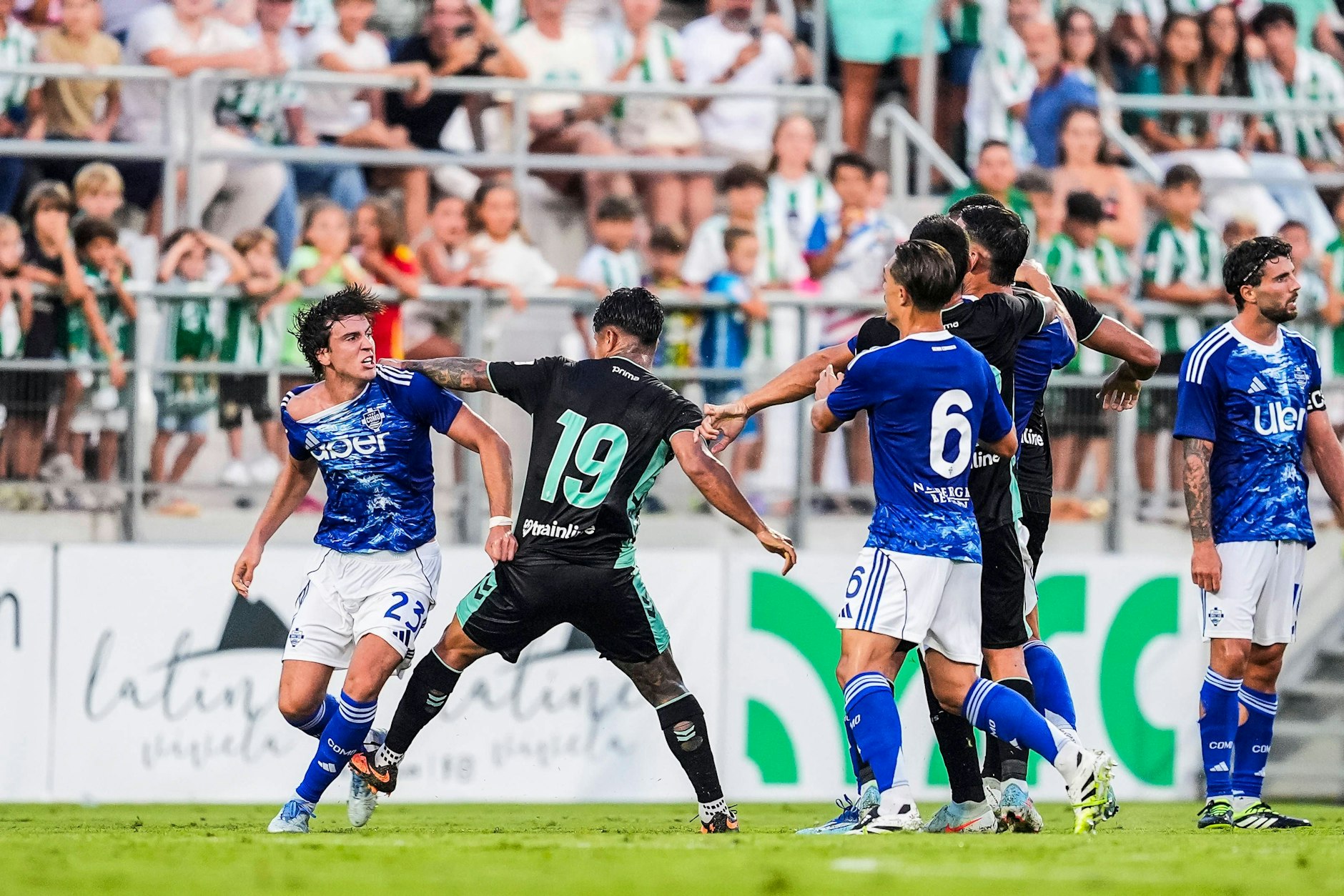 Der Ausgangspunkt der Massenprügelei. Sevillas Pablo Fornals (r.) verpasst Comos Maximo Perrone zwei Ohrfeigen.