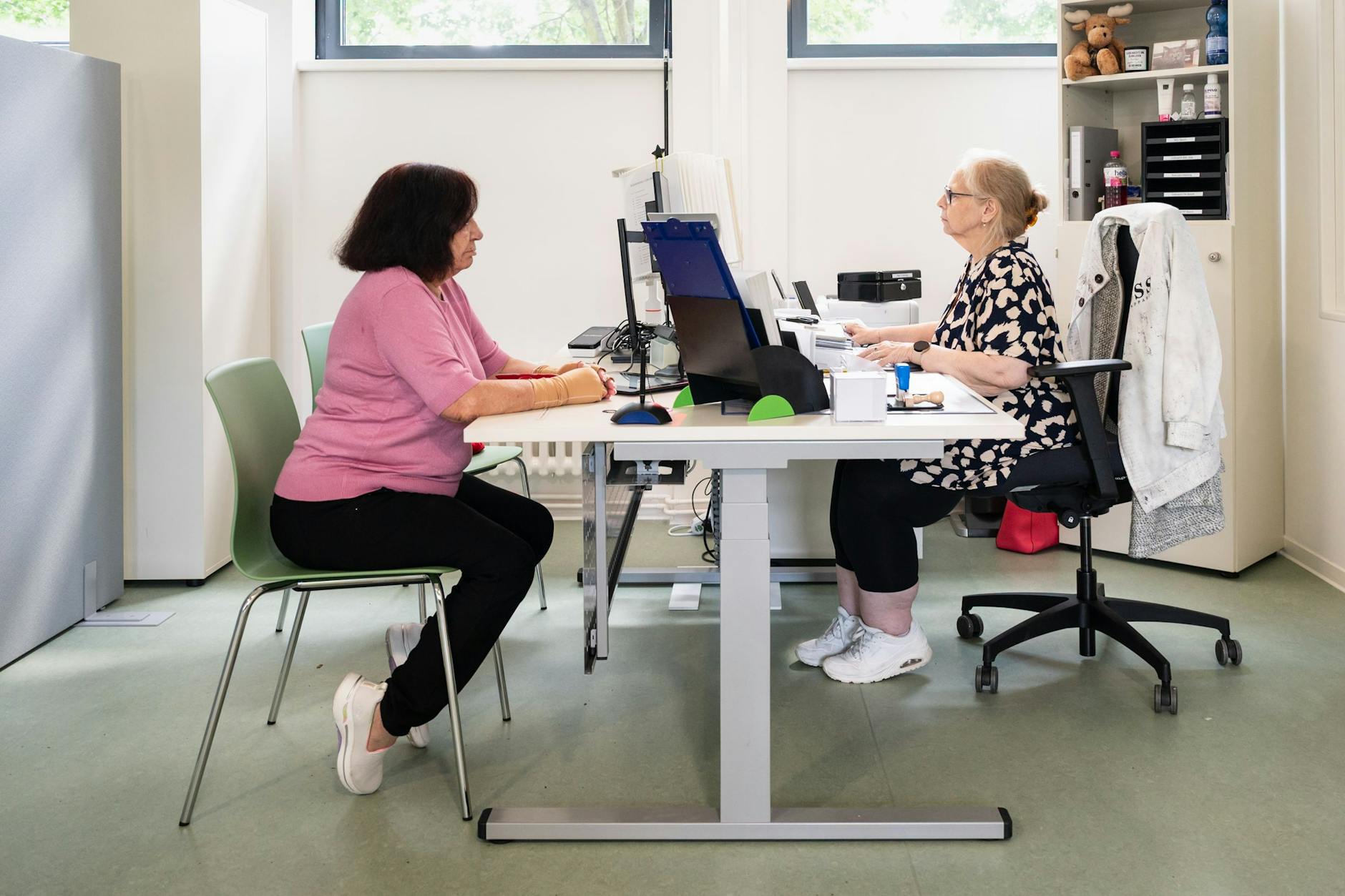 Gisela Oergel und Sabrina Schröder im neuen Bürgeramt in Marzahn-Hellersdorf.