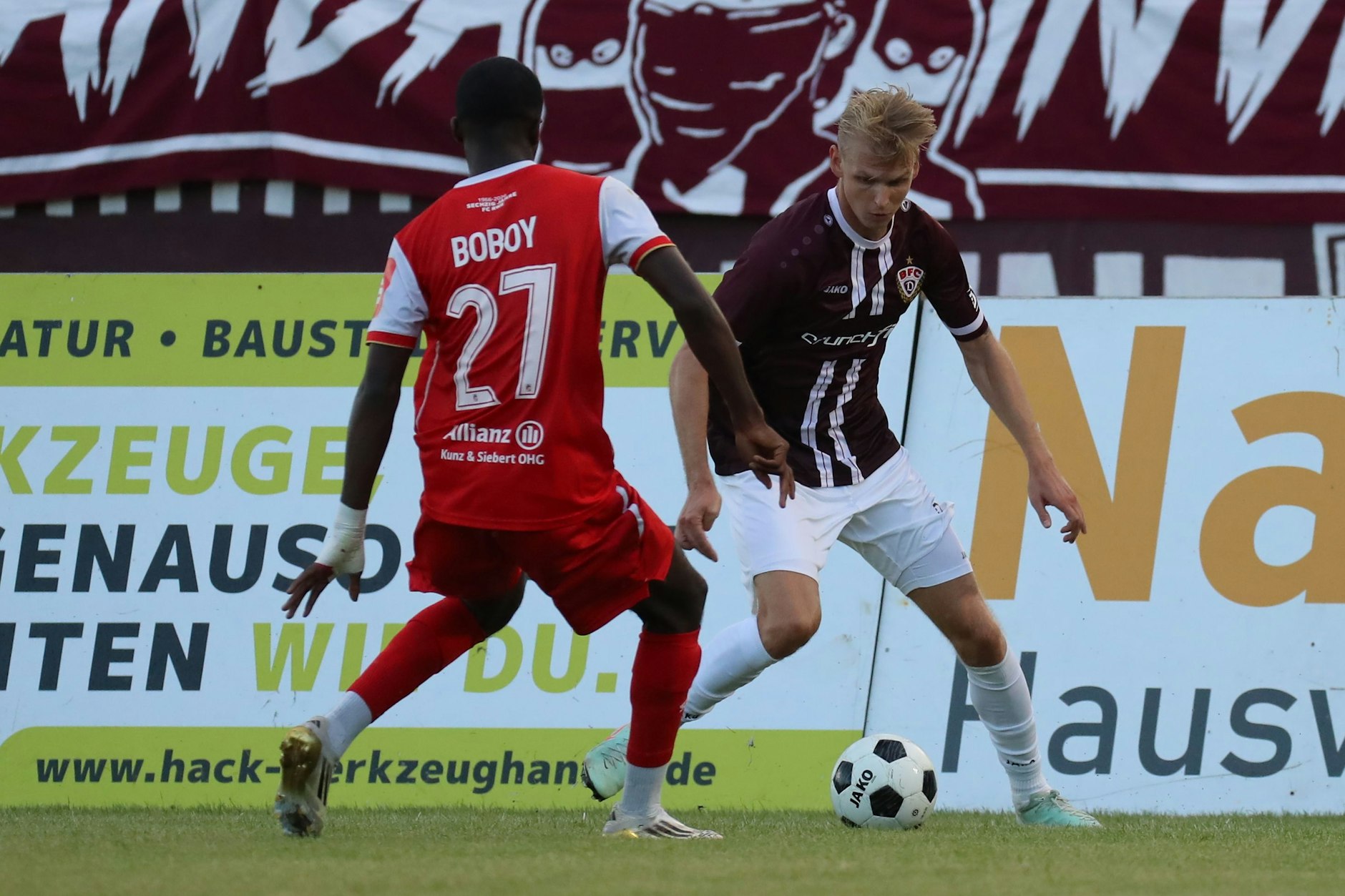 Joey Breitfeld (r.) vom BFC Dynamo versucht hier in seinem Jubiläumsspiel, Erfurts Benny Boboy auszutanzen.