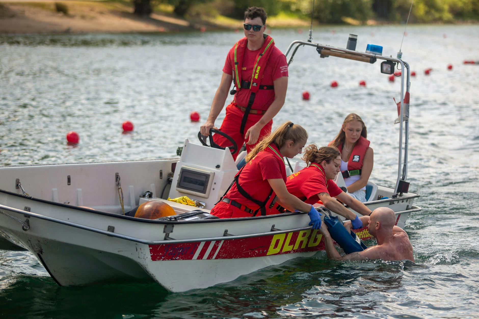 DLRG und Feuerwehr demonstrieren die Wasserrettung von Badegästen.