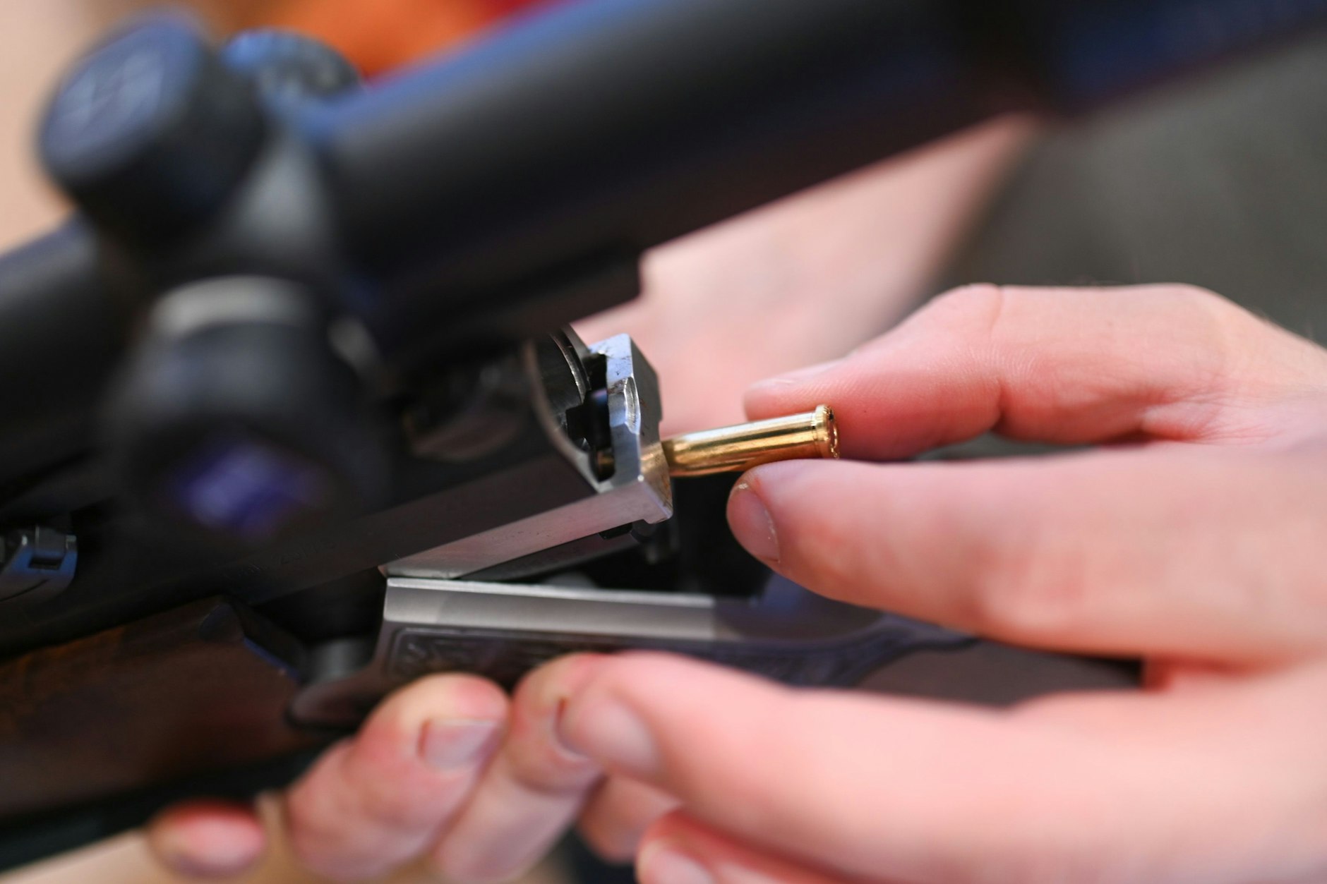 Ein Jäger setzt eine Zentralfeuerpatrone vom Kaliber 22 HORNET in sein Jagdgewehr ein.