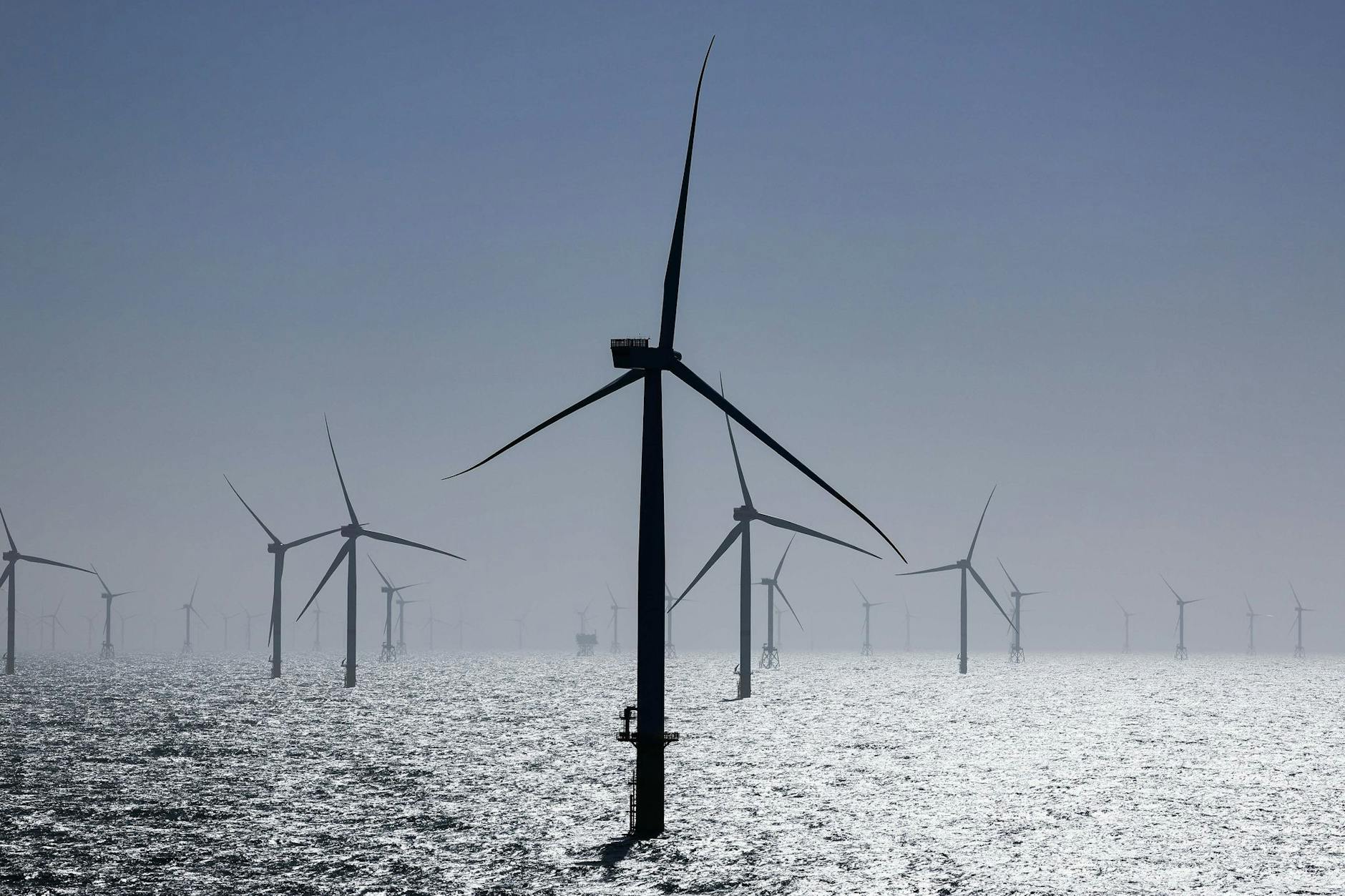 Zahlreiche Windräder, davon einige des neuen RWE-Offshore-Windparks Kaskasi, sind bei der Inbetriebnahme des neuen Windparks nördlich der Insel Helgoland zu sehen.