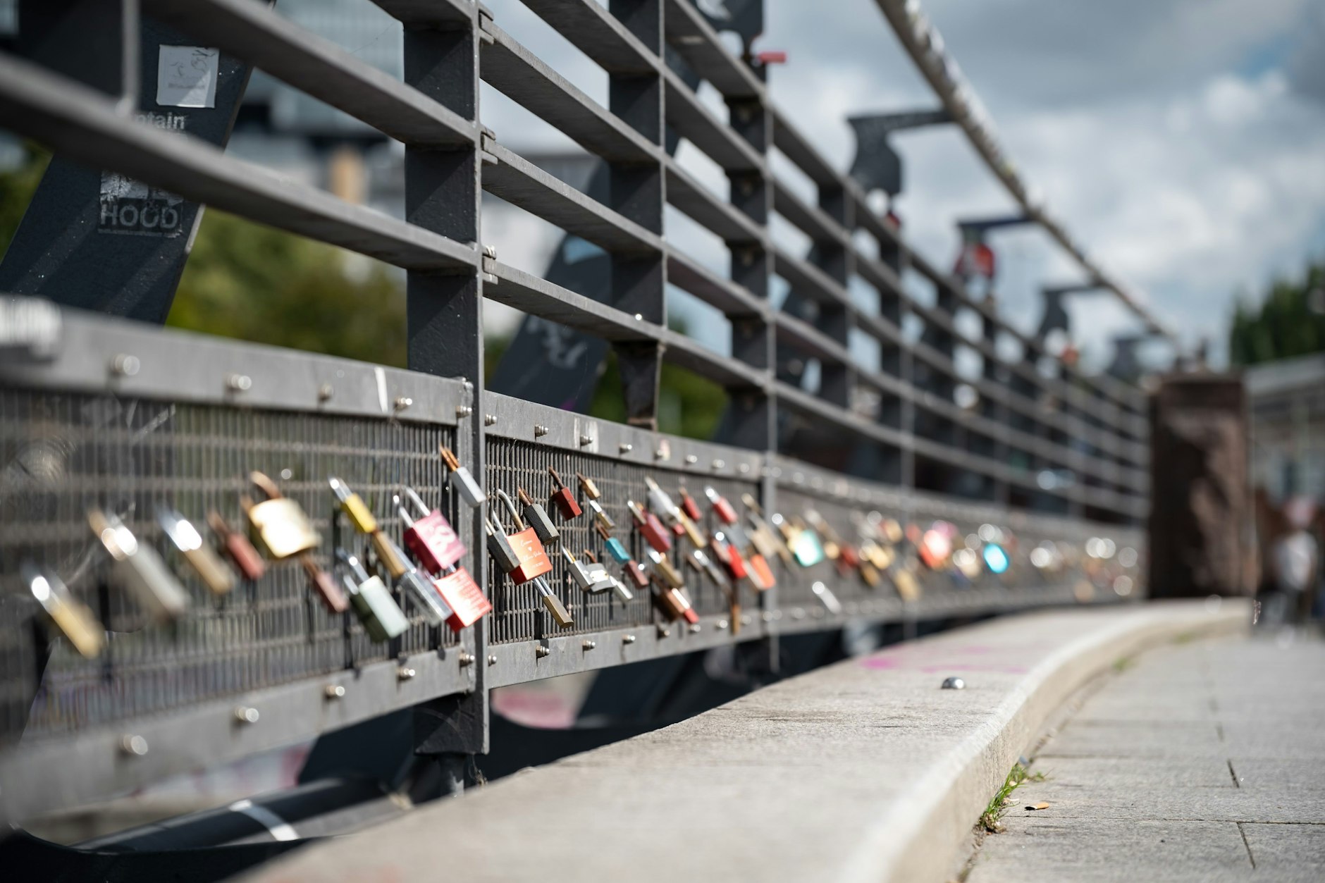 Oberbaumbrücke in Berlin: An diesem Abschnitt des Geländers hängen 223 Liebesschlösser.