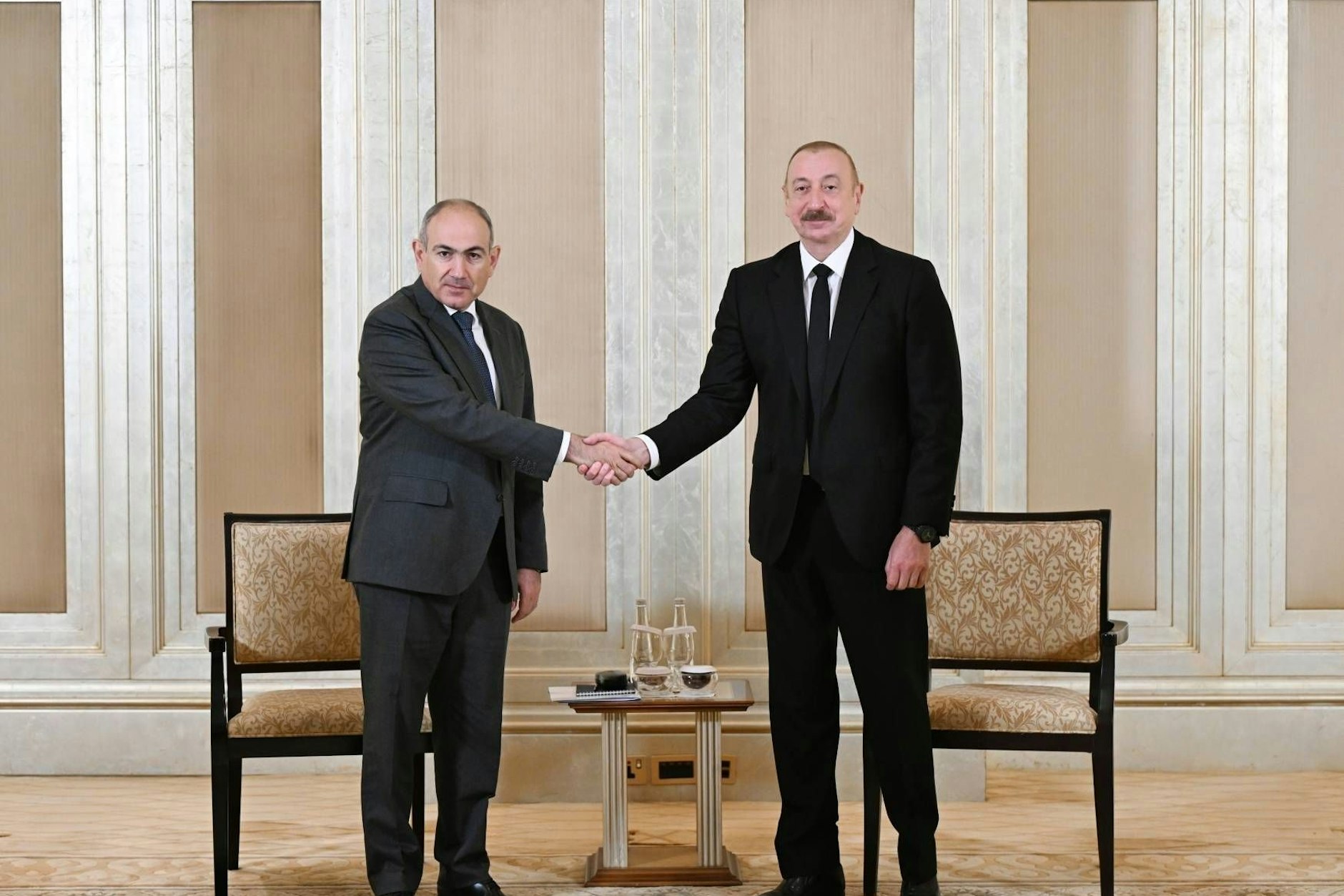 Armeniens Ministerpräsident Nikol Paschinjan und Aserbaidschans Präsident Ilham Alijew während ihres bis dato letzten Treffens in den Vereinigten Arabischen Emiraten