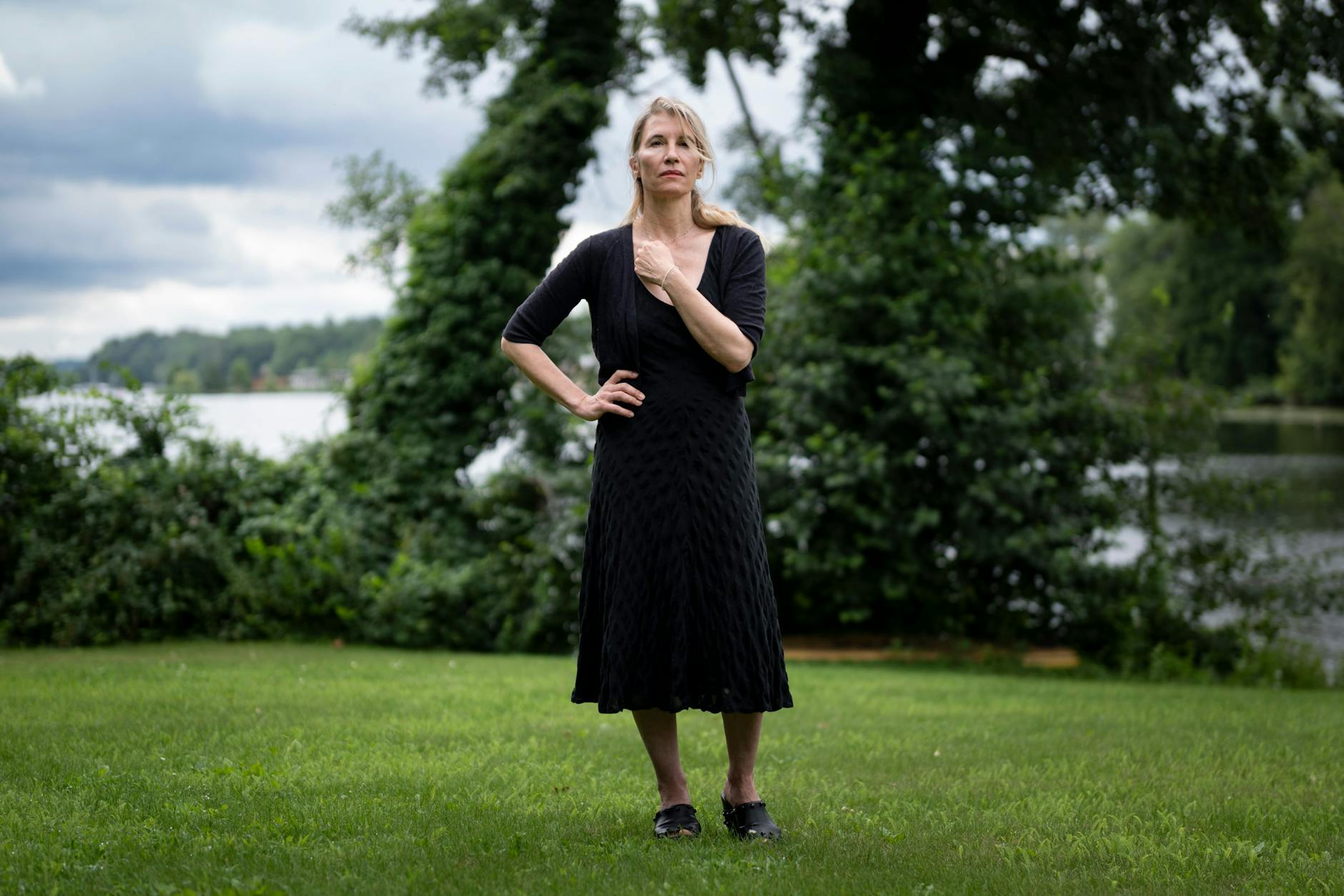 Biologin, Hotelbesitzerin, Schlossherrin: Mathilda Huss im Garten ihrer Villa am Lehnitzsee.