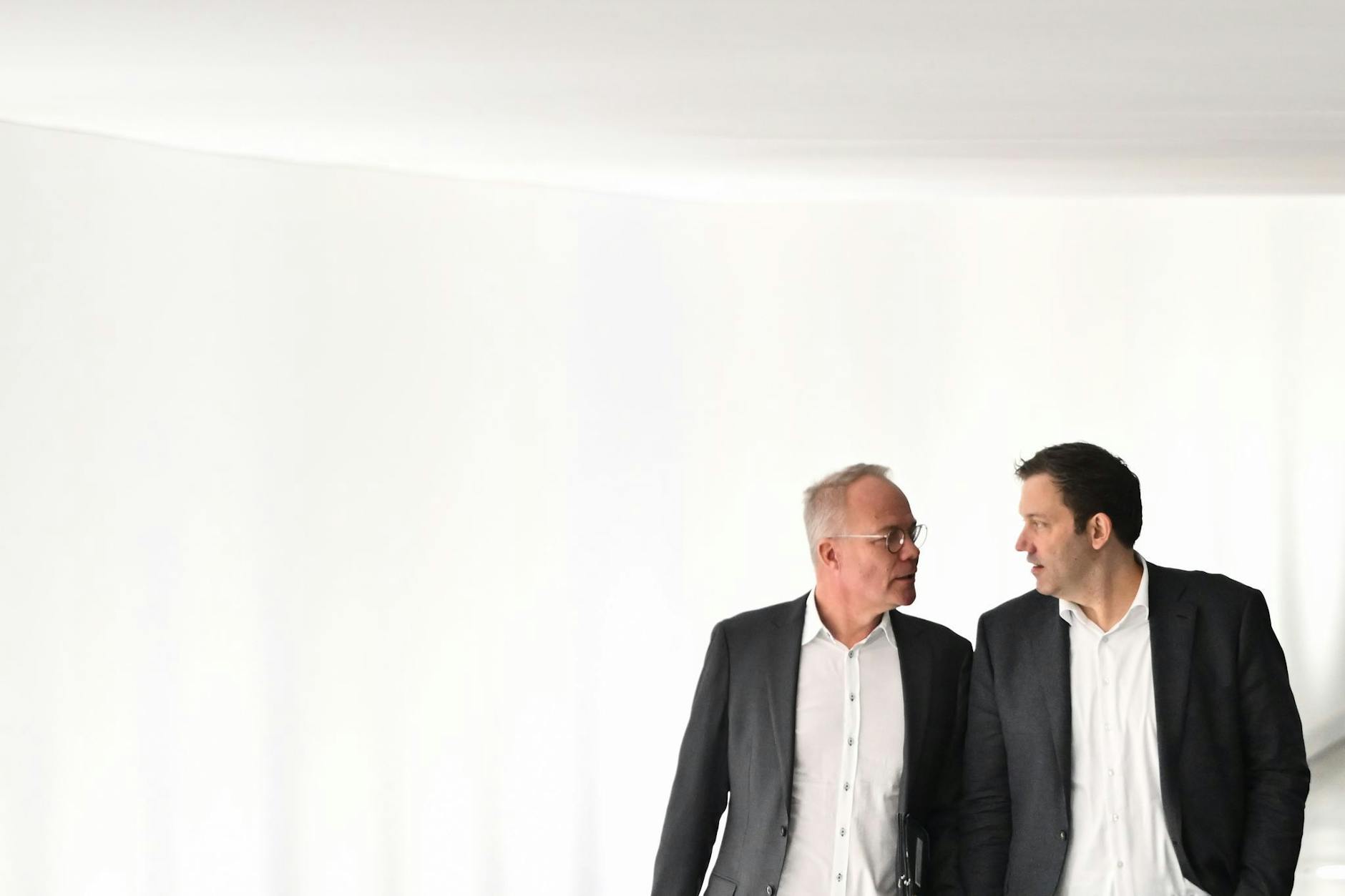 SPD-Fraktionschef Matthias Miersch (l.) und sein Parteivorsitzender Lars Klingbeil: Polit-Drama mit einer ordentlichen Portion Empörung