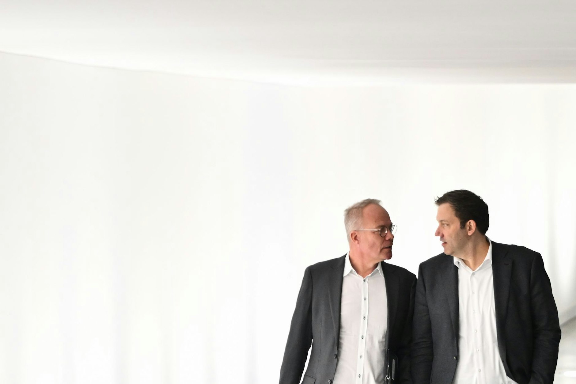 SPD-Fraktionschef Matthias Miersch (l.) und sein Parteivorsitzender Lars Klingbeil: Polit-Drama mit einer ordentlichen Portion Empörung