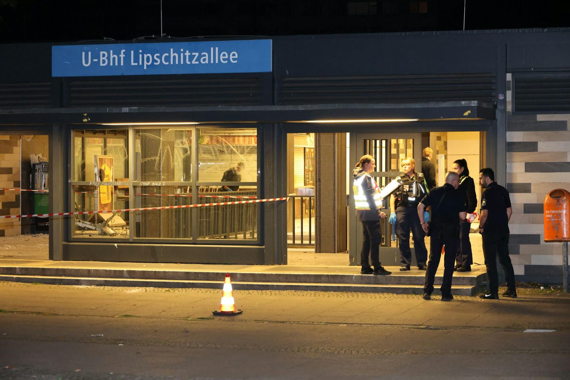 Die Polizei war mitten in der Nacht im U-Bahnhof Lipschitzallee im Einsatz. Hier sprengten bisher unbekannte Täter einen Geldautomaten, verursachten hohen Schaden.