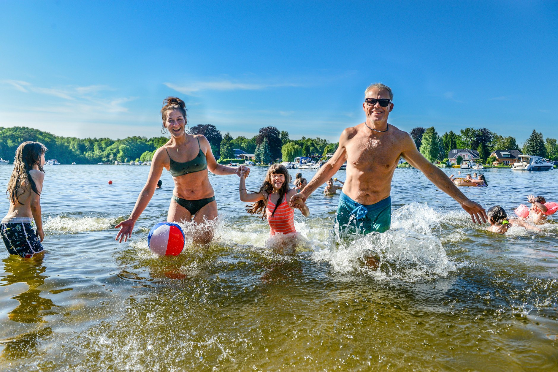 Der Sommer kehrt am Wochenende zürück, lädt zum Planschen wie hier am Kleinen Müggelsee ein. Doch Vorsicht, nicht jeder Badesee ist auch gut!
