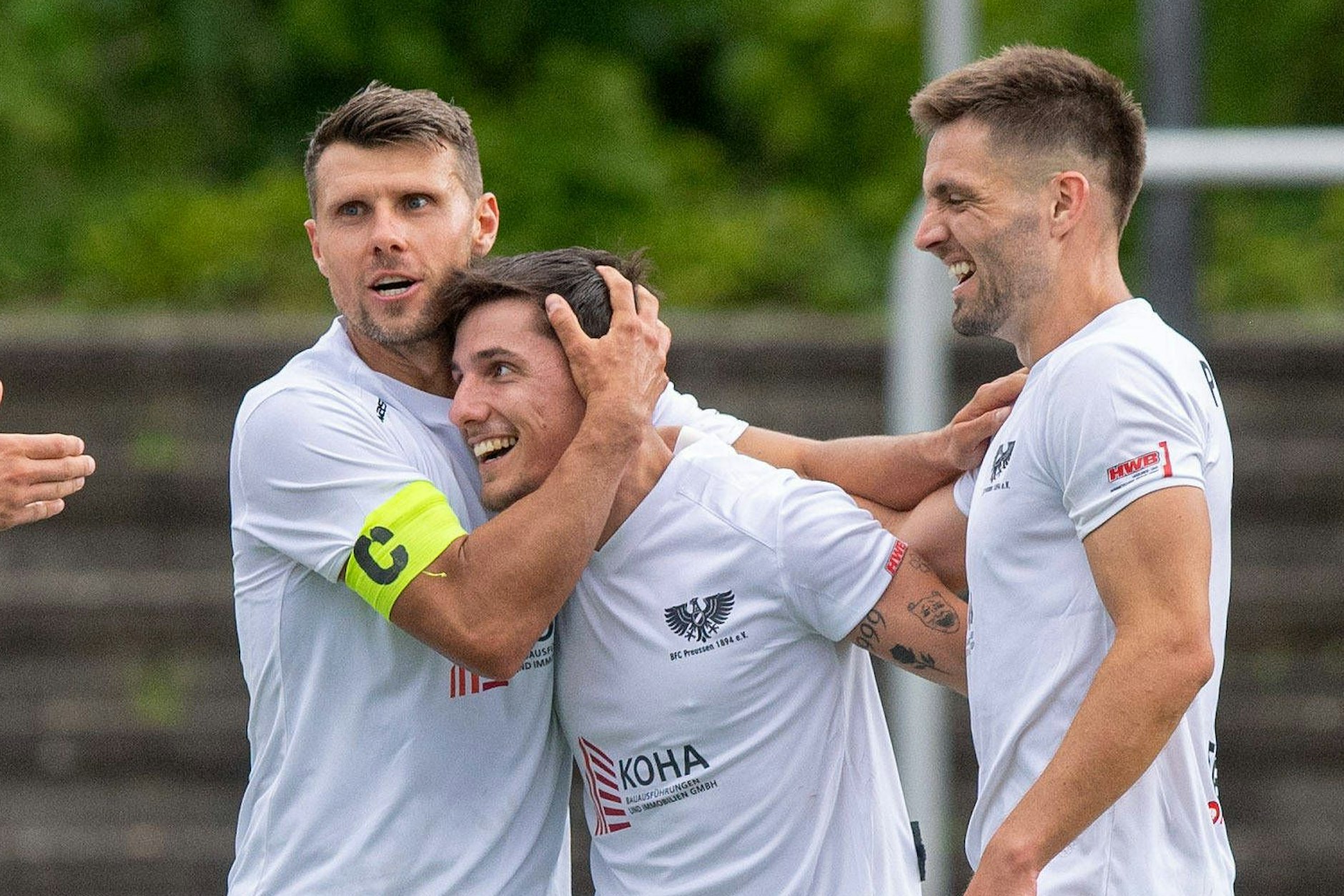 Ben Meyer wird nach seinem 2:0 gegen Hertha Zehlendorf ganz besonders vom neuen Preussen-Kapitän Niki Brandt, auch ein Ex-Dynamo, geherzt. Philip Fontein (r.) ist auch dabei.